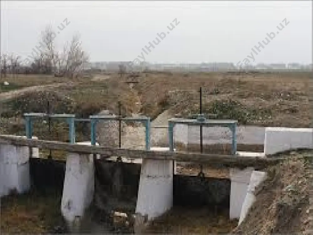 ади. улар иншоотга ҳар қандай босим таъсир этганда ҳам оқаётган сувда орлиқни ёпиши керак. таъмирлаш затворлари асосий затвор ёки иншоот элементини таъмирланиш вақтида сув ўтказиш оралиғини вақтинчалик ёпиш учун ўрнатилади. сув ташламадаги ясси затвор сув босимини иншоотга узатиш усули бўйича затворлар босимни оралиқ ва ён деворларга, иншоот остонасига, остона ва оралиқ деворга (ён деворга), чуқур жойлашган тирқиш контури ёки унинг бир қисмига узатиш ва сув босимини иншоотга узатмайдиган турларга бўлинади. ҳаракат қилиш усули бўйича затворлар илгариланма силжийдиган, айланувчи, думаланувчи, эркин сузувчи турларга бўлинади. узатма тури бўйича затворлар электр, гидравлик юритма ва қўл кучи билан ҳаракатланадиган ёки сув таъсиридан, яъни сув босими кучи ҳаракатланишидан фойдаланиш мумкин. юза жойлашган затворлар таснифи. затвор конструкциясини ҳарактерлайдиган асосий белгилардан бири сув босимини иншоотга узатиш усулидир. сув ташламадаги сегментли затвор конструкция материали бўйича затворлар пўлат, ёғоч, темир-бетон, тўқимали (матоли) турларга бўлинади. пўлат затворлар материалининг юқори мустаҳкамлиги туфайли кенг тарқалган. пулатнинг маркаси затворнинг ишлаш шароити, у ёки …