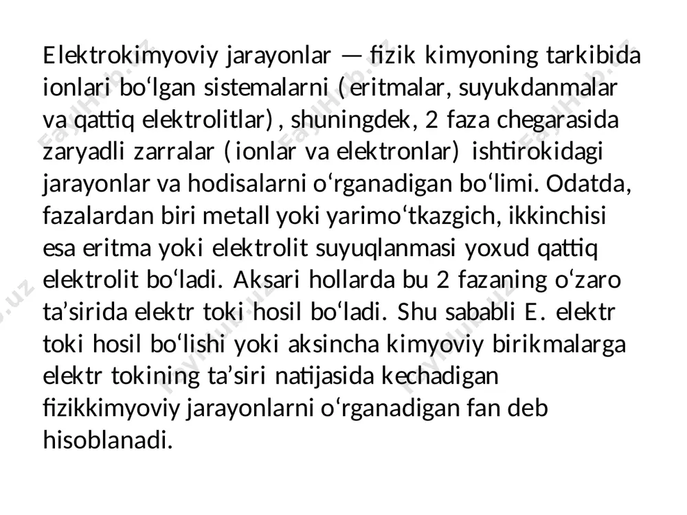 itmasiga o‘zgarmas tok manbaiga ulangan elektrod tushirilsa, eritmada tartibsiz harakatda bo‘lgan ionlar bir tomonga yo‘naladi: kationlar katodga, anionlar esa anodga tomon harakatladi. elektr toki manbaining ishlashi natijasida elektronlar anoddan katodga uzatiladi, shu sababli anodda elektronlar yetishmay qoladi, katodda esa ko‘payib ketadi. elektronlar katoddan musbat zaryadlangan ionlarga o‘tadi va ularni neytral atomlarga aylantiriladi. manfiy zaryadlangan ionlar anodga kelib unga o‘z elektronlarini beradi va o‘zi zaryadsizlanadi. demak, elektrolizda katodda qaytarilish, anodda esa oksidlanish jarayoni sodir bo‘ladi. masalan, nacl suyuqlanmasidan elektr toki o‘tkazilsa, suyuqlanmadagi na va cl– ionlari tegishli elektrodlar tomon yaqinashib quyidagi jarayonlar sodir bo‘ladi: katodda: na+ + e- → na0 qaytarilish; anodda: 2cl- - 2e- → cl20 oksidlanish. suyuqlantirilgan elektrolitlarning elektrolizi bilan elektrolitlar eritmalarining elektrolizini bir-biridan farqlash lozim. elektrolitlar eritm alarining elektrolizi jarayonlarida suv m olekulalari ham ishtirok etishi mumkin. misol tariqasida natriy xloridning suvdagi konsentrlangan eritmasining elektrolizini (ko‘mir elektrodlarda) ko‘rib chiqamiz. bu holda eritmada gidratlangan n a+ va s g …