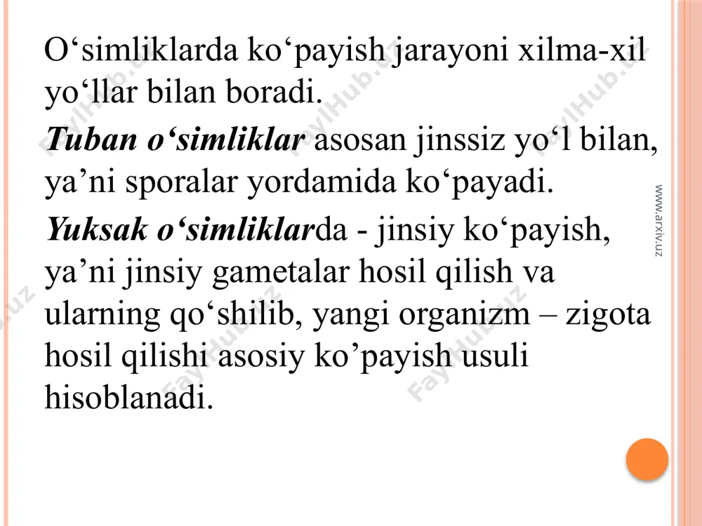 tlanishi uchun xivchinlarga egadirlar, bu holda spora zoospora deb ataladi. www.arxiv.uz jinsiy ko‘payish o‘simliklar dunyosida keng tarqalgan bo‘lib, bu jinsiy qo‘shilish jarayoni bilan boradi. jinsiy qo‘shilish jarayonida 2 ta jinsiy hujayra – gametalar qo‘shilib zigotaga aylanadi. gametalar o‘zlarida xromosomalarning gaploid (n) to‘plamini saqlaydi. hosil bo‘lgan zigota diploid to‘plamga (2n) egadir. gametalar gametangiy deb ataluvchi maxsus organlarda yetiladi. ko‘pchilik tuban o‘simliklarda gametangiy rolini yakka hujayra bajarsa, yuksak o‘simliklarda u ko‘p hujayralidir. www.arxiv.uz o‘simlikning jinsiy ko‘payishi: a- izogamiya; б- geterogamiya; в -oogamiya a. izogamiya (izo-teng) - jinsiy qo‘shilish jarayonida shakli va kattaligi bilan farq qilmaydigan harakatchan gametalar qatnashadi. izogamiya suv o‘tlari va zamburug‘larda keng tarqalgan. б. geterogamiya (getero - har xil) - jinsiy qo‘shilishda shakli va kattaligi turlicha bo‘lgan gametalar ishtirok etadi. geterogamiya ko‘pchilik suv o‘tlarida uchraydi. в. oogamiya (oon - tuxum hujayra) - qo‘shilish jarayonida ishtirok qilayotgan gametalardan biri xivchinlarga ega bo‘lmaydi, shakli ovalsimon yoki dumaloq bo‘lib harakatlanmaydi. bu gameta tuxum …