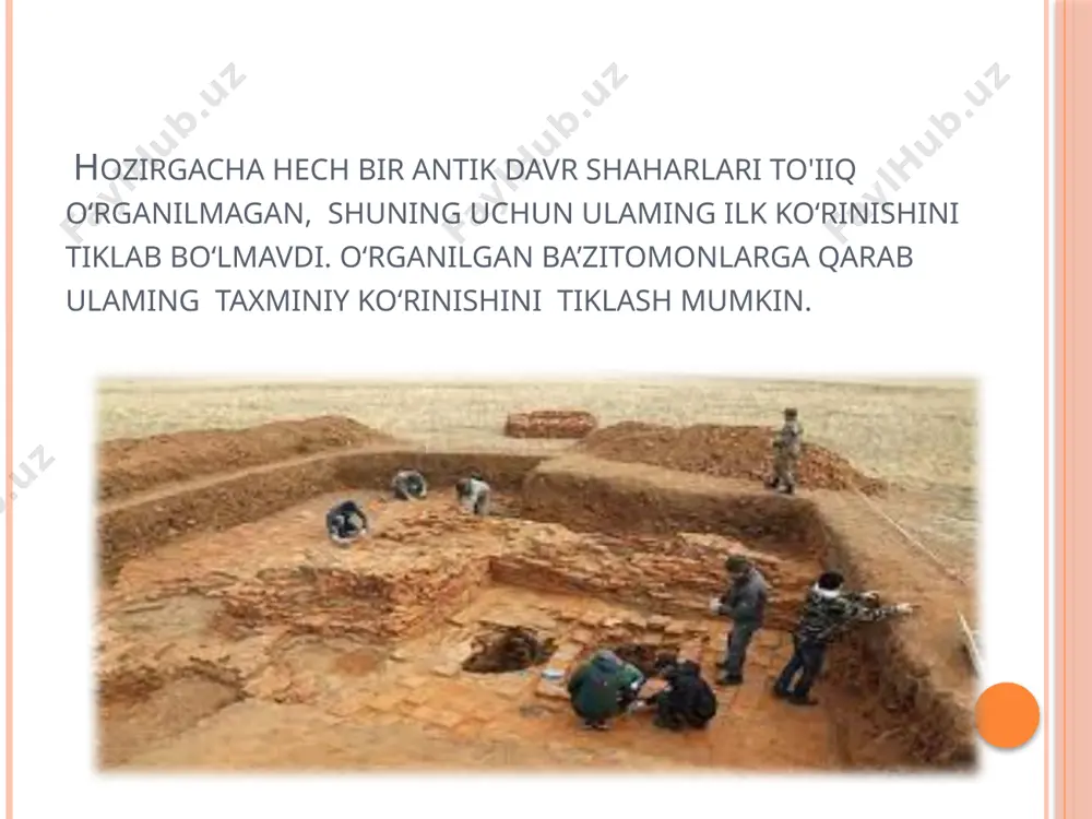 i va ayiqtovon o ‘simligi bargini tasvirlovchi shakllar zeb berib turgan. mazkuryomlar rombsimon kataklar hosil qilgan bo iib, bu kataklarga mashshoqlarning rasmlari ishlangan. shu rasmlardan nafis rasmi qariyb butunicha saqlanib qolgan. ayolning bilaguzuk taqilgan, bir qadar lo ‘ppiroq qilib chizilgan qomining barmoqlari uchburchak shaklidagi katta arfaning torlariga tegib turgan bomib, bu arfa ossuriyaliklamikiga o ‘xshab ketardi. ayol yelkalarining va yuzining yumaloqligi, umuman butun obrazning yaratilish uslubi bizga kushon-gandhara badiiy an’analarini eslatadi: tuproqqal'adan topilgan arfachi ayol rasmi ayritomdan topilgan friz (uy devorlari tepasiga solinadigan naqshning o ‘rta qismi)lardagi sozandalarga o ‘xshaydi q o ‘yqirilganqara - miloddan avvalgi iv - iii asrlarda qadimiy xo­razm uslubida qurilgan bomib, ajoyib yodgorlik sifatida bizgacha yetib kelgan.qo‘yqirilganqal’a o‘n sakkiz qirrali doira shaklida bo‘lib.boshqa qal’alardan ajralib turadi. qal’a devorining umumiy uzunligi865 metrni tashkil qiladi. qal’a ikki devor bilan o'rab olingan bomib,o ‘rtasida ikki qavatli silindr shaklidagi joy mavjud. pastki qavat to'liq saqlanib qolingan. dalvarzintepa - qadimgi shahar …