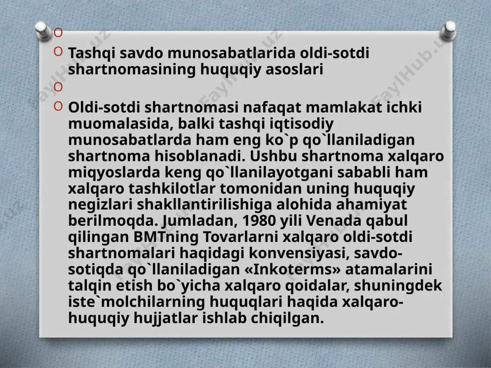 masiga yuklanishi qoidalarini belgilovchi franko turlarining yagona talqini ham “inkoterms”da mustahkamlab qo`yilgan. bundan tashqari, tegishli shartnoma turida tovarni sug`urtalash, tovarning eksporti uchun bojni kim (xaridor yoki sotuvchi) to`lashi masalalari ham nazarda tutilgan. oldi-sotdi shartnomasining shakli oldi-sotdi shartnomasining shakliga nisbatan bitimlarning shakli haqidagi qoidalar (fkning 108-112-moddalari), shuningdek, shartnomaning shakli haqidagi qoidalar (fkning 336-moddasi) qo`l­laniladi. bunda shartnomaning turi va tovarning o`ziga xos xususiyatlari muhim ahamiyatga ega. oldi-sotdi shartnomasi shaklini belgilashda, birinchidan, fuqarolik muomalasining talablari, ikkinchidan esa, oldi-sotdi bitimlari qonuniyligining ustidan nazorat qilish zarurati, bunday munosabatlarda jamiyat manfaatlari yoxud ayrim shaxslar manfaati himoyasini ta`minlash zarurati bilan bog`liq holatlar belgilovchi omil bo`lib hisoblanadi. masalan, naqd pul hisobiga amalga oshiriladigan chakana savdoda taraflarga qulay­lik tug`dirish uchun oldi-sotdi shartnomasini maxsus rasmiylashtirish talab etilmaydi. naqd pul baravariga tuziladigan va tuzilish vaqtining o`zidayoq ijro etiladigan oldi-sotdi shartnomasi, umumiy qoida bo`yicha summasidan qat`i nazar, og`zaki shaklda tuzilishi mumkin. ko`chmas mol-mulk shu jumladan, turar-joylar oldi-sotdisi, avtomobillar, ov, o`q otar qurollari …