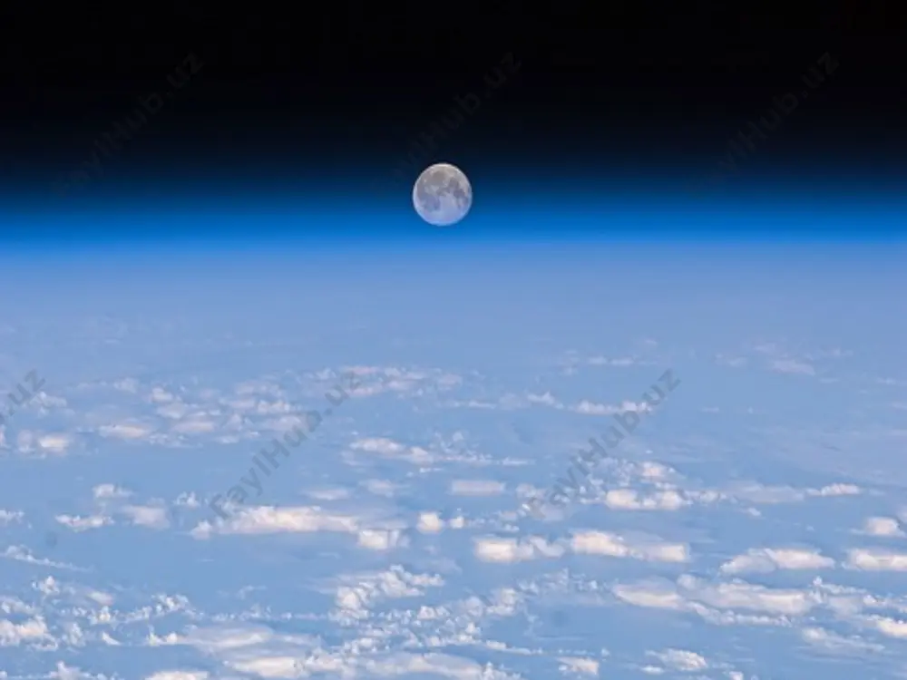 avo zichlikka ega.bosim yuqoriga ko'tarilgan sari gazlarning zichligi kamayib boradi. havo qobig'i o'z og'irligi bilan bizni va atmosferadagi barcha narsalarni bosib turadi. atmosferaning ifloslanishi – zararli moddalarning atmosferaga kirib borib, uning tarkibini o’zgartiradigan aralashmalar. atmosferani ifloslanishi organizmga ta’siriga qarab kimyoviy va fizikaviy bo’ladi. ximiyaviy ta’sir deganda ximiyaviy moddalar va ularning har xil birikmlari tushuniladi. fizikaviyga esa – radioaktiv nurlanishlar, issiqlikni chiqishi, shovqin, elektromagnit to’lqinlari va boshqalar. atmosfera havosini ifloslanishi – atrof – muhitni zararlanishiga olib keladiga gazlarni aralashmasidir. atmosfera havosini ifloslantiruvchi tabiiy manbalarga quyidagilar kiradi: chang bo’ronlari, o’rmonlarni yonishi, vulqonlarni otilishi va boshqalar kiradi. antropogen ifloslanishni asosiy sabablari ishlab chiqarish korxonalardan chiqadigan chiqindi va avtotransportlardan chiqadigan chiqindilardir. 1 – rasm atmosferani ifloslantiruvchi manbalar: 1 – fakel. 2 –tutunli quvur. 3 – sexning aerasiyasi. 4- basseyni bug’lanishi. 5 – quvur orqali oqib chiqib ketishlar. 6 – qurilish materillardan chiqadigan changlar. 7 – avtotransportdan chiqadigan tutunlar. 8- shamol yo’nalishlari. ishlab chiqarishdan chiqadigan …