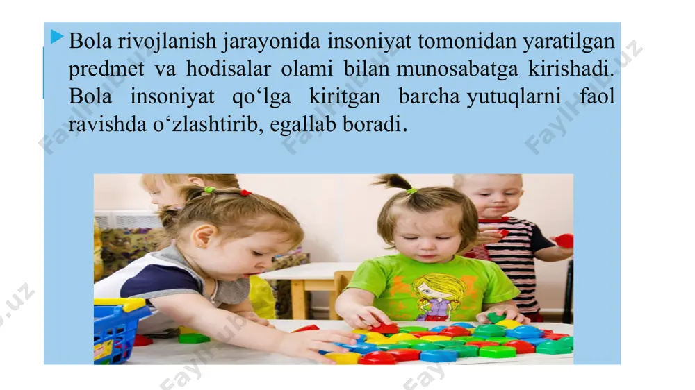 llarni va qoidalarni ajratadilar, o‘yinda unga amal qilinishini qattiq nazorat qiladilar va o‘zlari ham ularga rioya qilishga harakat qiladilar. 0‘yinlarda asosiy rol qoidalarga rioya qilishga va munosabatlarga, masalan, subordinatsiyaga ajratiladi. bunda birinchi marotaba liderlik paydo bo'ladi, bolalarda tashkilotchilik ko‘nikma va malakalari rivojlanadi. shu bilan bir qatorda o‘yinli individual faoliyatning ramziy shakllaridan yana biri rasm chizishdir. unga sekin-asta ko‘proq tasavvur, xayol va tafakkur qo‘shilib boradi. bola ko‘rganlarini tasvirlashdan vaqti bilan bilganlarini, xotirasidagi va o‘zi o‘ylab topganlarini chiza boshlaydi. 0‘yin-musobaqalar alohida sinfga ajratiladi, unda yutuq va g‘oliblik bolalarni juda jalb qiladi. bolalarning syujetli-rolli o‘yinlari turli mavzularda bo‘lib, bolalar ular bilan hayotiy tajribasiga muvofiq yaxshi tanishdir. bolalar tarafidan o‘yinda qayta ijro etiladigan rollar –oilaviy (ona, ota, buvi, buva, o‘g‘il, qiz va h.k) yoki tarbiyaviy (enaga, bog‘chadagi tarbiyachi,) yoki ertak qahramonlari (bo‘ri, ayiq, tulki, quyon, echki,) yoki kasbiy (shifokor, komandir, uchuvchi). ushbu yosh davri taraqqiyot uchun zarur bo‘lgan ikkita faoliyat turining boshlanishi bilan bog‘langan: …
