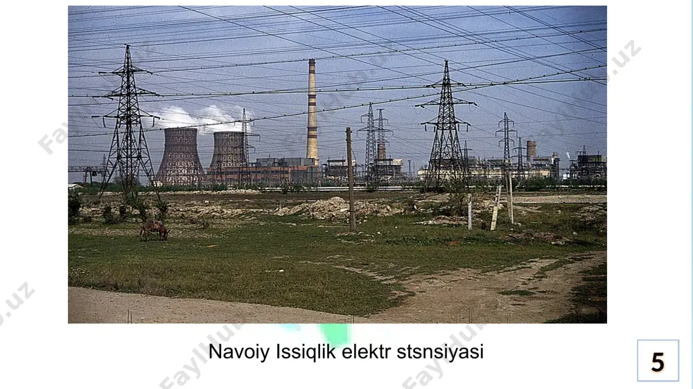 asosiy qurilmalarining joylashish variantlari. 1-bosh bino; 2-yonilg‘i ombori; 3-tutun chiqish quvurlari; 4- transformatorlar blogi; 5, 6-tarqatish qurilmalari; 7-nasos stansiyasi; 8-oraliq sim ustunlar; 9-elektr liniyalari. 26 elektr ta’minoni zamonaviy kes lar atrof muhit musaffoligiga o‘ta jiddiy ta’sir etadi. ulardan chiqadigan zaharli gazlar va tutun atmosferaga, litosferaga va gidrosferaga jiddiy xavf soladi. atmosferaga ta’sir katta miqdordagi kislorodni talab etish ehtiyoji, yoqilg‘ining yonishi natijasda vujudga keluvchi chiqindi gazlar va tutun havoning ifloslanishiga olib keladi. bular birinchi navbatda gaz shaklidagi uglerod oksidi, oltingugurt, azot bo‘lib ushbu moddalar bir qator zararli oqibatlarning sababchisi hisoblanadi. filtr orqali o‘tgan yengil vaznli kul ham havoning ifloslanishiga olib kelishi mumkin 27 elektr ta’minoni 2. issiqlik elektr stansiyalari – issiqlik elektr markazlari (ies) bunday turdagi elektrostansiyalar sanoat korxonalari, shaharlar va yirik ob’ektlarni, markazlashgan holda elektr energiyasi va issiqlik bilan ta’minlashga xizmat qiladi. tuzilishiga qaraganda kes ga o‘xshab ketuvchi issiqlik elektrostansiyalari: bug‘ trubinalarida foydalanib bo‘lingan issiqlik energiyasidan sanoat ishlab chiqarishida, aholi …