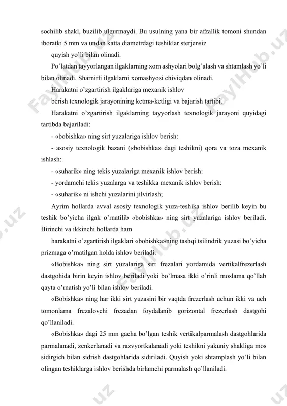 ilgakning quyruq qismini yo’nish tokarlik dastgohlarida olib boriladi. yo’nish jarayonida ilgak quloqchalarining qora, ishlov berilmagan yuzalari bo’yicha o’rnatiladi, masalan, ikki mushtchali o’zi markazlovchi prizmalardan foydalaniladi. ilgaklarning quyruq qismini sirti yo’niladi so’ng tsilindrik tashqi yuzalari yo’niladi. qaysiki bu yuzalar keyingi operatsilarda asosiy texnologik baza vazifasini bajaradi. ilgak quloqchalarining yon tomonlari ishlov berilgan quyruq qism bo’yicha o’rnatilib gorizontal-frezerlash dastgohlarida frezalarni yig’masidan foydalanilgan holda frezerlanadi. ilgakni buralib ketishdan saqlash uchun olib qo’yiladigan tayanchdan foydalaniladi. bu tayanch ilgakni quloqchalari bilan du qismini tutashuv joyiga qo’yilishi mumkin. xuddi shu tartibda faqat gorizontal holda o’rnatilgan ilgakni sharnir osti teshiklariga ishlov beriladi. bu teshik vertikal-parmalash dastgohida parmalanadi, zenkerlanadi va razvyortkalanadi. ilgakni quyruq qismiga yakunlovchi ishlov berish (toza yo’nish) yoki rezpba qirqish maxsus moslamada tokarlik dastgohlarida bajariladi. moslama detalning sharnir o’rnatiladigan teshigi bo’yicha bazalash imkoniyatiga ega bo’lishi kerak. shu tartibda detalning yig’ishda ikki asosiy bazaviy yuzalarni o’zaro to’g’ri joylashuvi ta’minlanadi. quyruq qismiga ega bo’lmagan balki teshikli (qadam uzatmasi …