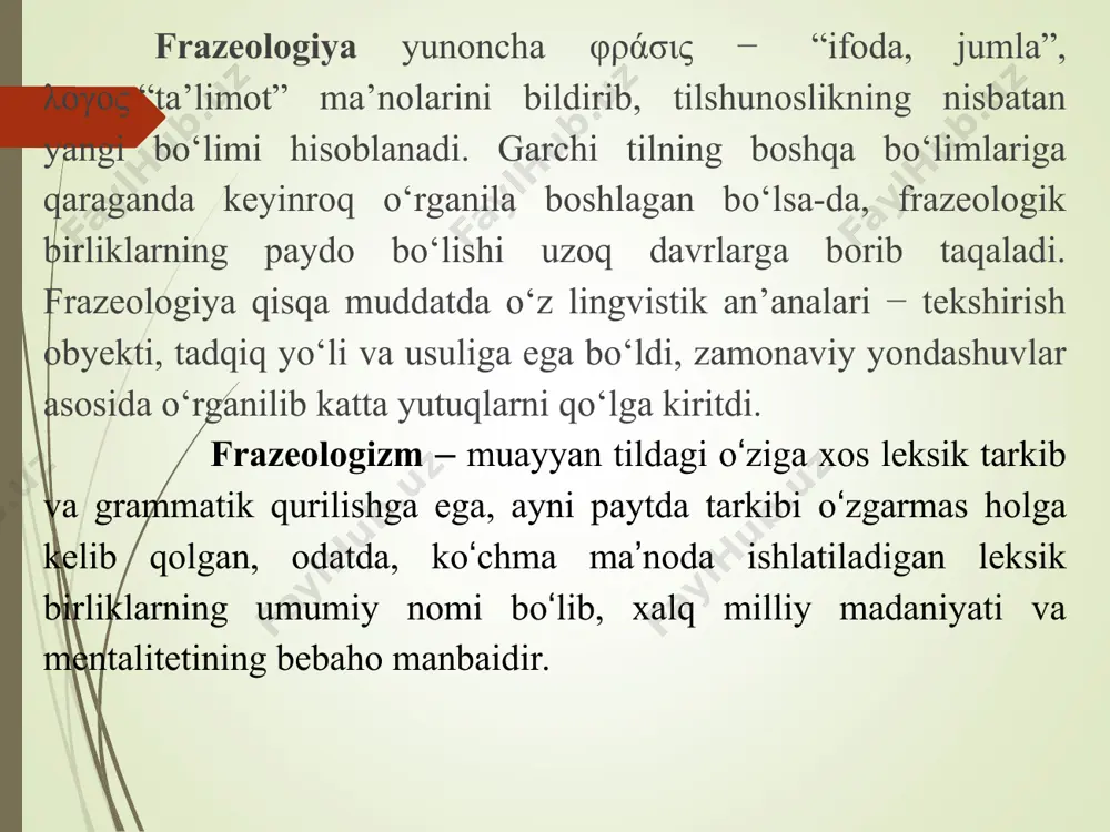 qo'llangan leksemalar ma’nosi o'rtasidagi munosabat asosida frazemaning ikki semantik turi farqlanadi: 1. frazeologik butunlik. bunday frazemaning umumlashgan ko'chma ma’nosi frazema tarkibidagi leksemalar ma’nosi bilan izohlanadi. masalan, tepa sochi tikka bo'lmoqfrazemasi yaxlit holda «g'azablanmoq» ma’nosini— umumlashgan ko'chma ma’noni anglatadi. bunday ko'chma ma’noga esa kishi darg'azab bo'lganida uning badanidagi tuklarning sezilar-sezilmas harakatga kelishi (psixo-fiziologik holat) asos bo'lgan, demak, frazemaning ko'chma ma’nosini frazema tarkibidagi so'zlarning o'z ma’nolari bilan izohlash mumkin. yana: ona suti og'zida frazemasi yaxlit holda «hali yosh», «tajribasiz» ma’nosini anglatadi, bunday ko'chma m a’noni esa frazema tarkibidagi so'zlar ma’nosi bilan izohlash mumkin: «mahmadona, shumsan-da. ona suting og'zingda-yu, soqolimning oqiga qaramay aql o'rgataman deysan». 2. frazeologik chatishma. bunday frazema ifodalagan ko'chma ma’no frazema tarkibidagi so'zlar anglatgan leksik ma’nolar bilan izohlanmaydi. masalan, ikki qo'lini burniga tiqib frazemasi «quruqdan quruq, evaziga hech narsa olmay» ma’nosini ifodalaydi, bu ma’noni frazema tarkibidagi so'zlarning ma’nolari bilan izohlab bo'lmaydi: «kelmagandan keyin, domlaga «ozodlik» olib kelish kerak-da. bu bo'lsa …