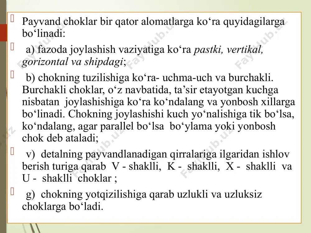 malda, ko‘pincha, bo‘ylama kuchning qiymati n va hisobiy qarshiliklar rwf, rwz ma’lum bo‘lgan holda chokning uzunligini aniqlash talab qilinadi: lw= n/(f kf rwf wf c): lw = n/(z kf rwz wz) ko‘ndalang burchakli choklar bo‘ylama kuch ta’sirida ancha murakkab kuchlanganlik xolatida bo‘ladi. kuch oqimi chiziqlari o‘zaro biriktirgan detallarning biridan ikkinchisiga chok orqali keskin burilib o‘tadi, shuning uchun chokda bir vaqtning o‘zida bo‘ylama kuch va eguvchi moment ta’sirida kuchlanishlar hosil bo‘ladi. bu holda xam chokning buzilishi taxminan bissektrisa ustida yotgan sirt bo‘ylab sodir bo‘ladi. kuchlanganlik holatining murakkabligi tufayli ko‘ndalang burchakli choklar, shartli ravishda, qirqilishga hisoblanadi. bunda qirqilish yuzasi sifatida yuzalarning eng kichigi qabul qilinadi. shunday qilib ko‘ndalang burchakli choklardagi kuchlanishni tekshirish uchun hamda chokning uzunligini aniqlashda yuqoridagi ifodalardan foydalaniladi. burchakli choklar bilan biriktirilgan to‘g‘ri to‘rtburchak shaklidagi detalga eguvchi moment ta’sir etganda choklardagi kuchlanish quyidagi formulalar yordamida aniqlanadi: w= m/wf < r wf wf c metallning suyuqlanish chegarasi bo‘yicha w= m/wf< rwz …