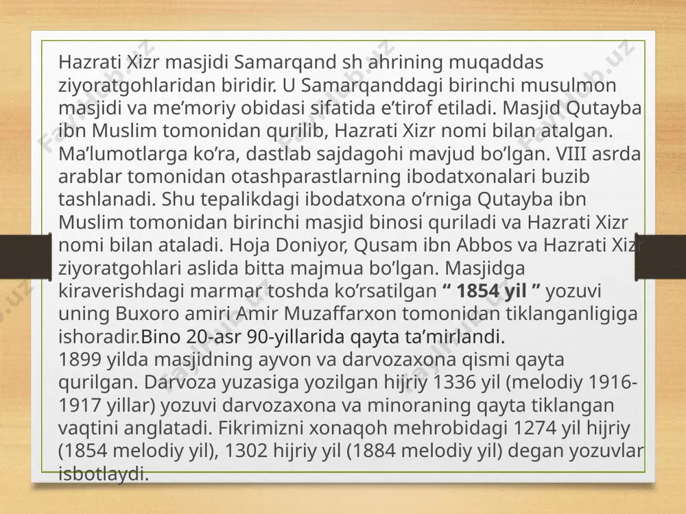 a bilan tugallangan. peshayvonning yuqori qismiga g‘isht dandana qilib terilgan. sharq tomondagi darvozaxona peshtog‘i masjidning tarkibiy qismidir. darvozaxonaning ikkala tomoniga guldasta qilingan, peshtoq darvozasiga o‘ymakor naqsh solingan. bu qator sharq tomonda qad ko‘tarib turgan minora bilan tugallanadi. 1899 yilda peshayvon qayta qurilgan. sharq tomondan kiriladigan darvozaxona ham o‘sha yili qurilgan bo‘lsa kerak. darvoza yuzasiga yozilgan sana 1334 (1913) darvozaxonaning qayta tiklangan vaqtini ko‘rsatadi. o‘shanda janubi-sharqiy peshtoq va sharq tomondagi minora qurilgan. peshtoqqa rahli gumbaz qilingan. minora eshigi tepasida usta abduqodir ibn boqi samarqandiy degan yozuv bor. ayvon bilan darvozaxona va minoraning me’moriy jihatdan ana shu tarzda joylanishi imoratning bosh me’mori usta abduqodir boqiyev (1860-1933) rejasidir. hazrati xizr masjidi xix asr oxiri va xx asr boshlarida usta abduqodir boshchiligida ishlangan samarqandlik ustalar ijodining ajoyib namunasidir. shavkat mirziyoyevning «o‘zbekiston respublikasining birinchi prezidenti islom abdug‘aniyevich karimovning xotirasini abadiylashtirish to‘g‘risida"gi qaroriga muvofiq bu borada izchil ishlar amalga oshirilgan. samarqand shahrida islom karimov dafn etilgan …