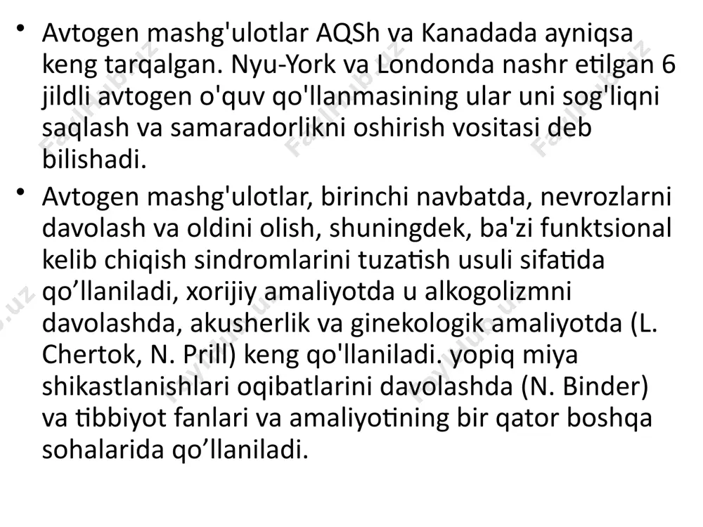 a u "birinchi bo'lib fikrni boshqarish usullarini taklif qildi va xulq-atvorni o'zgartirishda ijobiy fikrning rolini ta'kidladi." 20-yillarda "kue tizimi" juda keng tarqaldi, bu o'sha davr badiiy adabiyotida aks etdi. xususan, j. golsuorsi, forsitning azob-uqubatlarga duchor bo'lgan holatini tasvirlab, davolanish uchun "kue usuli"ni qo'llaganini ta'kidlaydi. shu bilan birga, kue inson kasalliklarining tabiati to'g'risida soddalashtirilgan va biroz ibtidoiy tushunchalardan foydalanganligini ta'kidlash kerak. hamkasblari va bemorlari orasida qat'iyat bilan targ'ib qilgan e'tiqodiga ko'ra, kasallikning asosiy sababi insonning tasavvuridir. yani ongiddadur deb takidlaydi ushbu tushunchalarga asoslanib, bemorlarga har kuni o'tirish yoki qulay holatda yotish, hayolan yoki pichirlash bilan o'z-o'zini gipnoz formulalarini 20-30 marta takrorlash taklif qilindi: "men rivojlanaman va yaxshilanaman... mening ko'rishim (yoki eshitish) yaxshilanmoqda " va hokazo. bunday mashg'ulotlar, har biri bir necha daqiqadan, kuniga 3-4 marta, ayniqsa dam olish va dam bo’sh paytida yotishdan oldin o'tkazilishi tavsiya etilgan. davolashning umumiy kursi 2-3 oydan bir yilgacha bo'lgan. uning fikriga ko'ra, bir xil iboralarni …