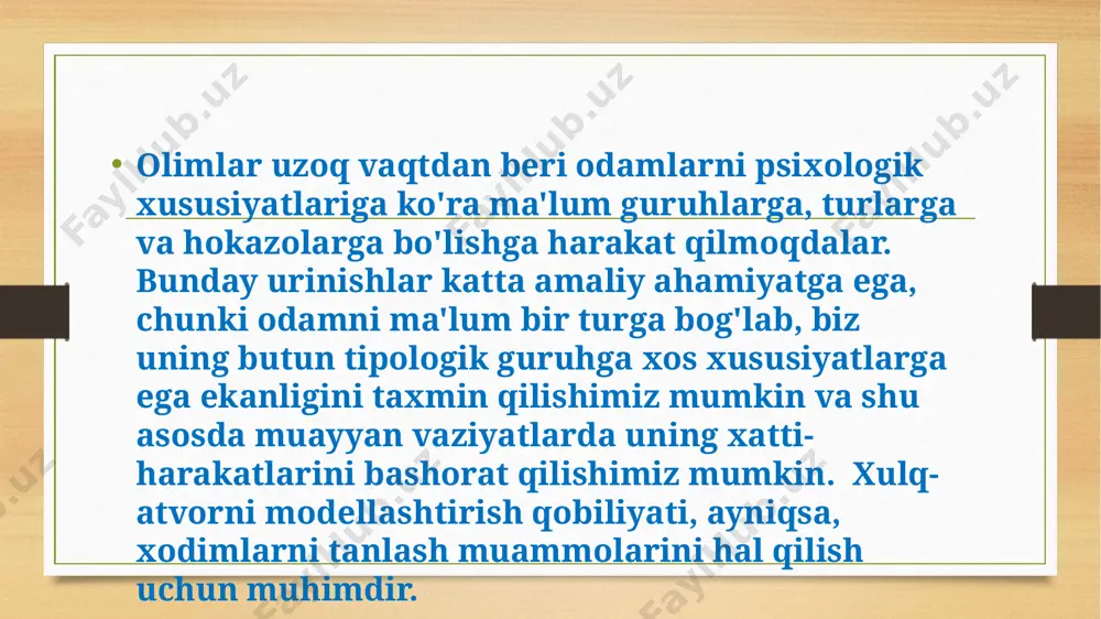 o'tishga moyil bo'lsa-da, urg'u berilgan shaxslar patologik emas. leonhard ta'kidlaganidek, ta'kidlangan shaxslar potentsial ijtimoiy jihatdan ijobiy yutuqlarga erishish imkoniyatini va ijtimoiy salbiy zaryadni o'z ichiga oladi. ko'p narsa hayot sharoitlariga bog'liq. albatta, aksentuatsiyaga ega bo'lmagan odam, ehtimol, ruhiy patologiya yo'nalishida rivojlanishga moyil emas, lekin u qandaydir tarzda o'zini ijobiy yo'nalishda ajratib ko'rsatishi dargumon. agar barcha xususiyatlar o'rtada ifodalangan bo'lsa, unda biz bir-birimizga o'xshash bo'lar edik. biroq, har birimiz o'z shaxsiyatimiz iziga egamiz. binobarin, har birimizda ba'zi xususiyatlar hech bo'lmaganda ozgina, ammo ta'kidlangan. asosiy urg'ularni batafsil ko'rib chiqsak, biz ularning namoyon bo'lishining ijobiy tomonlariga ham, salbiy tomonlariga ham e'tibor qaratamiz. shunday qilib ko'rgazmali tur. ko'rgazmali shaxsning asosiy xususiyati - taassurot qoldirish zarurati va doimiy istagi. bu odamlar boshqalarga yaxshi moslashadi, o'zlarini ma'lum bir vaziyatda foydali deb ko'rsatadilar. ular sherikni hayratda qoldiradigan rolni o'ynaydi. buning yordamida ular osongina aloqa o'rnatadilar, kerakli odamlarga ishonchni qozonadilar, ochiqko'ngil, do'stona, xushmuomala, har qanday xizmatni ko'rsatishga tayyor. …