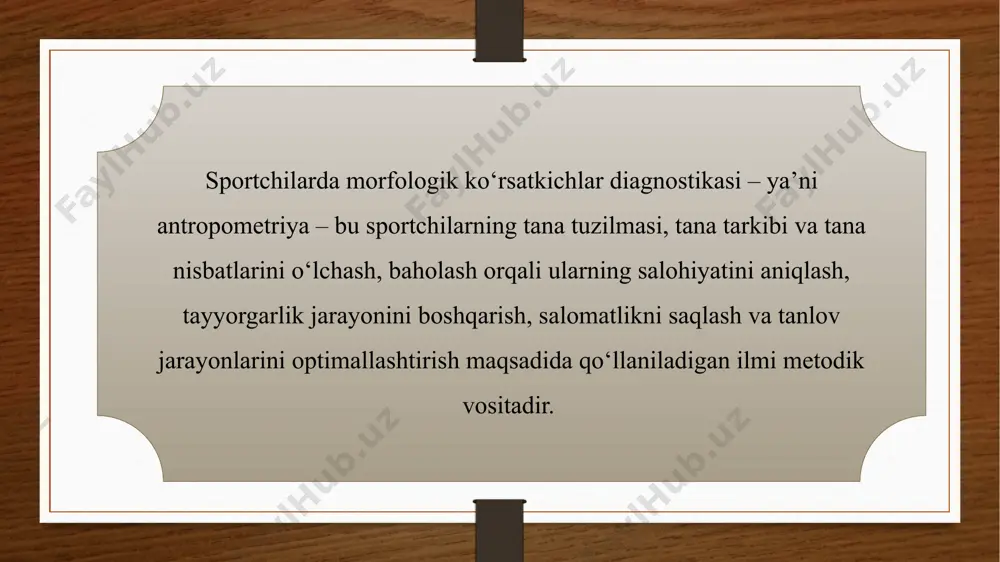 ), mezomorfizm (mushak-zotga xos rivojlanish), ektomorfizm (ingichka, uzunlikga moyillik). misol uchun, sikl sport turlarida (yuguruv, suzuv, velosiped) odatda ektomorf mezomorf tip ko‘rinadi, og‘ir atletika va kuch turlarida mezomorf-endomorf hushyorligi. sportchilarning morfologik diagnostikasi zamonaviy sportshunoslikda demakdirki, doimiy monitoring, ya’ni tayyorgarlik jarayonining boshidan oxirigacha, ochiq musobaqalarga tayyorlanish davrlarida, tiklanish davrlarida o‘lchovlarni qayta-qayta olish lozim. bunday dinamika sportchining o‘sishi, rivojlanishi, tana o‘zgarishlari, mashq yuklamalariga moslashuvi yoki ortiqcha yuklanish natijasidagi salbiy holatlar – masalan ortiqcha yoglanish, mushak massasining yetishmasligi, suyuqlik muvozanatining buzilishi – haqida signal bo‘lishi mumkin. sportchining ixtisoslashuvi – masofa, sport turi (masalan, kuch, chidamlilik, tezlik, bardoshlik, kombinatsiyalangan sport turlari) – morfologik ko‘rsatkichlarga ko‘ra farq qiladi. misol uchun, suzuvchilarda uzoq masofalar va sprinterlar morfologik profil jihatdan turlicha: sprinterlarda mushak kütlasi, tana vazni va kuch ko‘rsatkichlari yuqori bo‘lishi mumkin; uzoq masofalarga ixtisoslashganlarda esa tana yog miqdori pastroq, mushak massasi nisbatan chidamlilik uchun mos, suyak zichligi va yurak-o‘pka chidamliligi muhim. bunday farqlarni o‘lchash va tahlil …