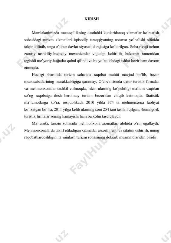 ar va mavjud me’yoriy hujjatlar mehmonxona industriyasi iqtisodiy faoliyatning bir turi bo’lib, muayyan haq evaziga mehmonxona, motel, kemping, pansionat va boshqa joylashtirish vositalarida qisqa muddatli joylashtirishni tashkillashtirish bilan shug’ullanadi. joylashtirish vositasi deganda insonlarning vaqtinchalik yashashi uchun mo’ljallangan ihtiyoriy ob’yekt tushuniladi. mehmonxona bu turist va fuqarolarni vaqtinchalik joylashtirish hamda ularga hizmat ko’rsatish uchun mo’ljallangan korxonadir. mehmonxonalarda kamida 10ta xona bo’lishi kerak. mehmonxonalar quyidagi xususiyatlari bilan ajralib turadi: · belgilangan miqdordan oz bo’lmagan xonalardan iborat, yagona boshqaruvga ega; · turli hildagi mehmonxona hizmatlarini taqdim etadi; · ko’satayotgan hizmatlari, ihtiyoridagi jixozlanish va davlat standartlariga ko’ra kategoriya va sinflarga ajratiladi; mehmonxona korxonalari hajmi, joylar va xonalar soniga ko’ra farqlanadi. nomer - bu bir yoki bir necha o’rindan tashkil topgan, ushbu kategoriyadagi mehmonxonaga qo’yilgan talablarga ko’ra jihozlangan xonadir. joy - bu bir kishi foydalanishi uchun mo’ljallangan yotoqli o’rindir. halqaro amaliyotda jahon turizm tashkiloti tomonidan ishlab chiqilgan joylashtirish vositalarining standart klassifikatsiyasi mavjud. unga ko’ra barcha joylashtirish …