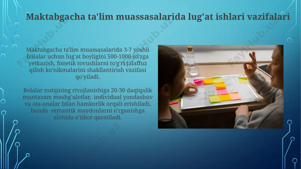 g yosh xususiyatlari (3-7 yosh), bilim darajasi va shaxsiy qiziqishlarini hisobga olgan holda individual dasturlar tuzish samarali hisoblanadi. lug'at ishlarini rejalashtirish va tashkil etish lug'at ishlarini rejalashtirishda bolalar adabiyoti, qo'shiqlar va she'rlardan, shuningdek, 5-7 ta tematik rasm va qo'llanmalardan foydalanish so'z boyligini oshirishda muhim rol o'ynaydi. lug'at ishlarini yoshga mos 3-5 ta kichik modulga bo'lib, har bir modulda 10-15 ta yangi so'z o'rgatish samarali hisoblanadi, bu bolalarning sezgirligini va xotirasini hisobga oladi. kundalik hayotdagi so'zlarni o'rgatish bolalar kundalik hayotda duch keladigan 10-15 ta yangi so'zni o'rgatishda, har bir so'zga tegishli rasmlar, predmetlar yoki harakatlarni namoyish etish orqali vizual qo'llab-quvvatlash samarali bo'ladi. semantik maydonlarga asoslangan usul tavsiya etiladi. kundalik hayotdagi 5-7 ta asosiy mavzu (ovqat, kiyim-kechak, o'yinchoqlar, oila a'zolari va boshqalar) bo'yicha so'z boyligini rivojlantirish uchun interaktiv o'yinlar, masalan, rasmlarni moslashtirish, kartochkalar bilan ishlash va rol o'ynash kabi usullar qo'llanilishi kerak. lug'at ishlarida ota-onalar bilan hamkorlik bolaning lug'at hajmini kuzatish va …