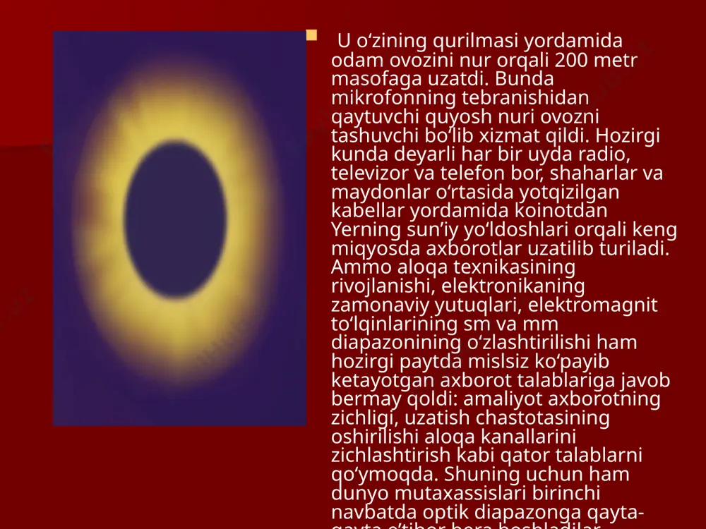 arni yaratdilar. bunday tolalar uzun to‘lqinli optik aloqa liniyalarida ishlatsa bo‘ladigan sifatlarga ega edi. shuning uchun 1970 yil tolali optikaning tug‘ilgan yili deb sanala boshlandi. ana shundan so‘ng tolali optika aloqasi misli ko‘rilmagan tezlik bilan rivojlanib ketdi, ular ishlatiladigan sohalar ko‘paya boshladi: telefon tarmoqlari orqali ishlaydigan televideniye, aviatsiya va dengiz flotida, bort aloqasi, hisoblash texnikasi, texnologik jarayonlarni boshqarish va nazorat qilish tizimi va h.k.larda ham ishlatila boshlandi. bundan tashqari, nurli tolalarning tashqaridan tushuvchi elektromagnit to‘lqinlarning ta'sirini sezmasligi, vaznlari kam va ixchamligi ham aniqlandi. shunday qilib, optik aloqa tizimlarining negizi shaffof va toza shishadan qilingan tola bo‘lib, u yaxshi xizmat qiladi. optika qonunlaridan ma’lumki, tola ichiga kiritilgan nur tashqariga chiqmasdan tarqala oladi. bunda tola to‘g‘ri chiziq bo‘yicha yo‘nalgan yoki barabanga o‘ralgan bo‘lishi mumkin. buning sababi nur tola ichida tarqalar ekan, uning chegarasiga tushadi va yana ichkariga to‘la qaytadi. bu nur tolaning ikkinchi chegarasiga tushadi va yana undan ichkariga to‘la qaytadi va …