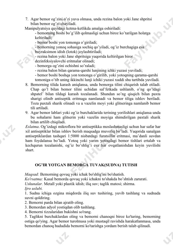 eritmasi; rezinali balonchik yoki og’iz bo’shlig’ini yuvish uchun jane shpritsi; glitseyerin yoki vazelin moyi. bajarish tartibi: 1. tibbiy hamshira qo’lini sovun bilan yuvadi. 1. bemorning boshi funksional krovat yoki yostiqlar yordamida biroz ko’tariladi. ko’krak sohasiga sochiq qo’yiladi, bemor qo’liga buyrak shaklidagi idish (lotok) beriladi yoki lotokni bo’lim bekasi uning jag’ ostiga ushlab turadi. 1. pinset bilan paxtali sharik olinadi, bunda pinsetning o’tkir uchi paxtaning ichida ekanligiga ishon hosil qilish zarur. paxtali sharik kaliy permanganat eritmasiga namlanadi (yoki boshqa dezinfeksiyalovchi eritmaga). 1. bemorga og’zini ochish buyuriladi. 1. chap qo’lga shpatel’ olinadi, bemor lunjini tortgan holda bemorning tishlari tashqi va ichki yuzalari, tishlarning chaynov yuzalari paxtali shariklar bir necha marta almashtirgan holda (bunda infeksiya bir tishdan ikkinchi tishga o’tishi oldi olinadi) artiladi. 1. muolaja oxirida bemorga qaynatib iliqlashtirilgan suv yoki kaliy permanganat eritmasi og’zini chayqash uchun beriladi. 1. agar bemor og’zini o’zi yuva olmasa, unda rezina balon yoki jane shpritsi bilan bemor …