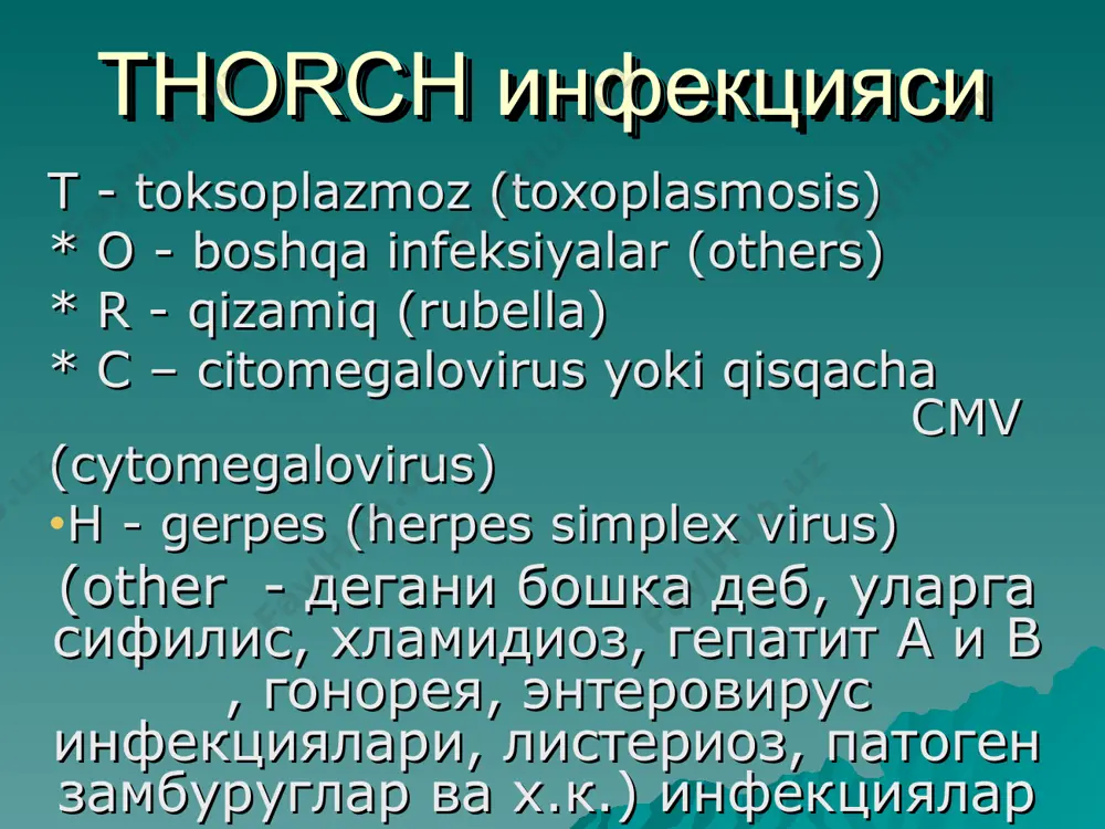 лан тугилган чакалокни куз тур пардасидан ажратилган булиб, кузгатувчи 1/3 эритроцит катталигида, узида протоплазма ва ядро тутиши аникланган. токсоплазмоз хужайра ичида жойлашади. кузгатувчи уй хайвонлари (айникса мушук) ва ёввойи хайвонлардан, ёхуд токсоплазмозлар тушган овкатларни истеъмол килиш окибатида организмга тушади.. токсоплазмозни тугма ва орттирилган турлари фаркланади. токсоплазмозни тугма шакли йулдош оркали касалликни юкиши окибатида келиб чикади. хомиладорликни кайси даврида токсоплазмоз юкканлигига караб, хомила она корни ичи даврида токсоплазмозни кечишида 3 та давр фаркланади. генерализация даври; ривожланган энцефалит даври; постэнцефалитик узгаришлар даври; хомилани биринчи 3 ойлигида инфекцияланиши окибатида чакалок бош суягининг юз кисмини нуксонлари, мнс нуксонлари - анэнцефалия, акрания ва бошка нуксонлар билан тугилади. куп холатларда бола улик тугилиши хам мумкин. касаллик эрта фетал даврда юкканида касалликнинг клиник манзарасида энцефалит ва унинг асоратларига хос симптомлар гидро ёки микроцефалия, кузнинг шикастланиши - хориоретинит, куз нерви атрофияси белгилари устун туради. агар хомила охирги 3 ойликда токсоплазмоз кузгатувчиси билан зарарланса чакалок факат куринишдангина соглом тутилади, …
