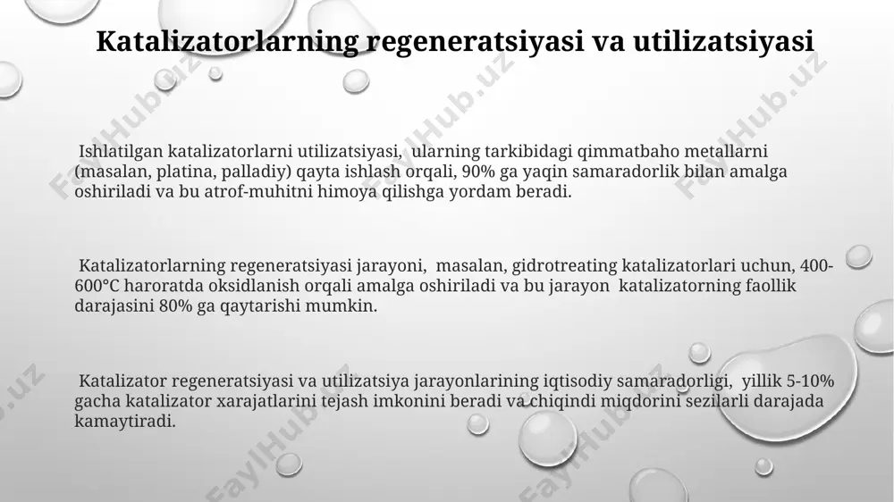 yo'qotishda qo'llaniladi. temir oksidi (fe₂o₃) va molibden oksidi (moo₃) kabi metall oksidlari gidrokrekin jarayonida katalizator sifatida ishlatilib, og'ir neft fraksiyalarining yengilroq mahsulotlarga aylanishiga yordam beradi va bu jarayon 300-400 atm bosimda amalga oshiriladi. katalizatorlarni tanlash mezonlari katalizatorning mustahkamligi va uzoq muddatli ishlash qobiliyati, masalan, 1 yildan ortiq ishlashi va regeneratsiya qilish imkoniyatlari ham hisobga olinadi. katalizatorning ishlash harorati va bosimi, 200-450°c oraligʻida va 30-70 atm bosim oraligʻida ishlashi lozimligi tanlashda muhim omil. katalizator tanlashda uning faolligi, ya’ni reaksiya tezligini 10-100 marta oshirish qobiliyati muhim mezon hisoblanadi, shuningdek, selektivligi ham ahamiyatga ega. zeolitli katalizatorlar fcc jarayonida ishlatiladigan zeolitli katalizatorlarning 90% dan ortig'ini unumdorlikni oshirish va benzinning oktan raqamini yaxshilash uchun y-zeolit tashkil etadi. zeolit katalizatorlarining yuqori yuza maydoni (500 m²/g gacha) ularning neftni qayta ishlashdagi samaradorligini oshiradi, bu esa kichik molekulalarning faol markazlarga kirishini ta'minlaydi. zeolitlarning aniq tuzilishi, mikro va mezoporozli strukturasi sababli, ular 1000°c gacha bo'lgan yuqori haroratlarda ham barqarorligini …