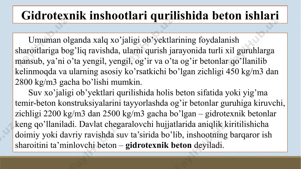 aroitlarda; – ko’chma betonqorgich qurilmalarida ishlar bajarilish muddati kam hajmi esa katta bo’lsa, ob’yekt katta maydonlarda joylashib, beton ishlari jadalligi 6...12 m3/soat ni tashkil qilgan sharoitlarda; – statsionar yig’ib-yechiladigan betonqorgich qurilmalari yoki beton zavodlarida beton ishlari jadalligi 12 m3/soat yuqori va davomiyligi 5...6 yilni tashkil qiladigan ob’yektlarda; – alohida loyihalar bo’yicha quriladigan beton qorishmasi tayyorlash zavodlarida. gidrotexnik beton tayyorlashda qo’llaniladigan mashina va uskunalar ular asosan ish hajmi va jadalligi ancha katta bo’lganda markaziy ishlab chiqarish bazalari tarkibida bo’lib (ayniqsa yirik gidrouzellar qurilishida, yig’ma temir–beton konstruksiyalarini tayyorlashda) uzoq muddatga foydalanishga mo’ljallangan bo’ladilar. beton qorgich qurilmalari o’z tarkibidagi asbob–uskunalarning konstruksiyalari va joylashishlari bo’yicha vertikal yoki gorizontal komponovkalangan sinf turkumlarga ajratilishi mumkin. qurilma va asbob–uskunalar vertikal joylashtirilishi (komponovkasi) asosan mahalliy topografik sharoitlarga va qurilmalar o’lchamlariga bog’liq bo’ladi. o’z navbatida vertikal komponovkali beton zavodlari yoki qurilmalarida asosiy texnologik jarayonlar bir yoki ikki pog’onali bo’lishi mumkin. agar, topografik sharoit mos kelsa, barcha qurilma va asbob–uskunalar …