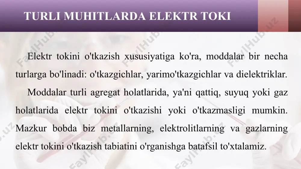 raveradi. natijada elektronlarning tartibli harakati tufayli o'tkazgichda elektr toki hosil bo'ladi. metallarda elektr toki erkin elektronlarning tartibli harakatidan iboratdir. metallarda elektronlarning ko'chishi metallardagi elektr o'tkazuvchanlikni birinchi bo'lib nemis fizigi k.rikke 1901-yilda aniqlagan. uning tajribasi quyidagicha. dastlab, u o'ta silliqlangan uchta mis-aluminiy-mis silindrlarini olib, ularning har birining massasini o'lchagan, so'ngra ularni bir-biriga jips qilib joylashtirib elektr zanjirini hosil qildi (104-rasm). ulardan bir xil yo'nalishda bir yil davomida muttasil tok o'tkazib turilgan. tajriba yakunida siliadrlami uzluksiz o'lchanganda ularning massasining o'zgarmaganligi aniqlangan. rikke tajriba natijalari asosida quyidagi xulosalarga keldi: 1) metallardan tok o'tganda zaryadlar ko'chishi kimyoviy jarayonni vujudga keltirmaydi; 2) barcha metallar uchun umumiy bo'lgan zaryad tashuvchilar mavjud bo'lib, ular erkin elektronlar bo'lishi mumkin. metallarda elektr tokini elektronlar tashishi keyinchalik l.i. mandelshtam va n.d. papaleksi, p. tolman va t. styuart tajribalarida isbotlandi. elektr tokining yo'nalishi elektr zanjirdan tok o'tayotganini galvanometr yoki ampermetr yordamida aniqlash mumkin. galvanometrni elektr zanjirga dastlab 105-a rasmda ko'rsa tilganidek …