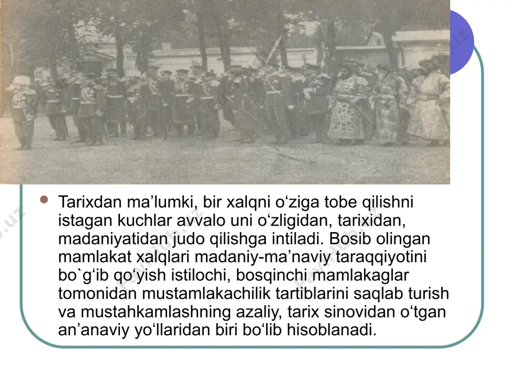 dim, kezdim, eshitdim, о‘qidim. mamlakatlar orasida turkistonimiz kabi baxtsiz bir mamlakat yо‘qdir… rus kapitalistlari bilan rus poplarinini sodiq ishonchli qorovullari bо‘lg‘on eski rusiya hukumati ellik yil orasida turkistondagi turk bolalarining foydalariga biror ish qildimi, qurmoqchi bо‘ldimi? mana shu savolga — «yо‘q!”dan boshqa bir javobimiz yо‘qdir. yurtimiz ellik bir yil idorai askariy ostida turgani uchun biz ovrupaning madaniy millatlari bilan kо‘risholmadik, ularning ijtimoiy va iqtisodiy fikrlaridan istifoda qilolmadik. bizning kо‘zlarimizni ochirmaslik fikri uchun fikri ochiq tatar qarindoshlarimizning turkistondan yer olmoq va turkistonda maktab ochmoqlari man etildi. prezidentimiz islom karimov «tarixiy xotirasiz kelajak yо‘q» risolasida ta’kidlaganidek: «…. shо‘rolar zamonida tarixiy haqiqatni bilishga intilish rag‘batlantirilmas edi, hukmron mafkura manfaatlariga xizmat qilmaydigan manbalar xalq kо‘zidan iloji boricha yiroq saqlanardi». insonlarning ma’naviy-axloqiy tarbiyasini ta’minlashga kо‘maklashadigan muqaddas kitob qur’oni karim, hadisi sharif, al-buxoriy, at-termiziy, shayx najmiddin kubro, az-zamaxshariy, bahouddin naqshband singari ulamoyu fuzalolarning mо‘tabar asarlari xalqdan yashirildi, ularga о‘t qо‘yildi, suvlarga oqizildi. qaramlik va mutelik yillarida …