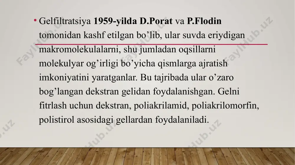 tli yoki karbonat angidridli gaz balonidan asta-sekin biroz gaz yuborish mumkin. kolonka turishi bilan adsorbent yuzasida ajralib qolgan erituvchi kolonkaning jo‘mragi ochiq bo‘lganligi uchun kamaya boradi va erituvchining miqdori adsorbent yuzasidan taxminan 3mm dan kamayishi bilan kolonkaning jo‘mragi berkitilib, xromatografiya qilinishi kerak bo‘lgan moddalar aralashmasining eritmasi kolonkaga quyiladi kolonkaga moddalar aralashmasining eritmasi quyib bo‘lingandan so‘ng, eritma adsorbentga yutilib bo‘lishi bilan kolonkaning yuqori qismidagi eritmaning yuqi ozgina toza erituvchi bilan yuvilib, bu ham yutilib bo‘lgan kolonkadan ma‘lum erituvchi o‘tkaziladi. bu xromatografiya usulidan aralash moddalarning adsorbent yuzasidan adsorbsiyalanish (yutilish) va deformasiyalanish (yuvilish) jarayoni juda ko‘p marta qaytariladi. demak, bu xromatografiyada surilmaydigan adsorbent bilan kolonkali xromatografiyada harakatlanuvchi ajralayotgan aralash modda eritmasi o‘rtasida qayta-qayta muvozanat o‘rnatilishi aralash moddani bir- biridan ajralishiga olib keladi. moddalarning adsorbentda bog‘lanishi va erituvchi bilan desorbsiyalanishi bir xil bo‘lmaganligi sababli, moddalar adsorbent xromatografik kolonkaning yuqori qismidan pastga qarab surilib, har bir modda bir-biridan uzoqlasha borib hamda zonalarga ajralib halqalar hosil …