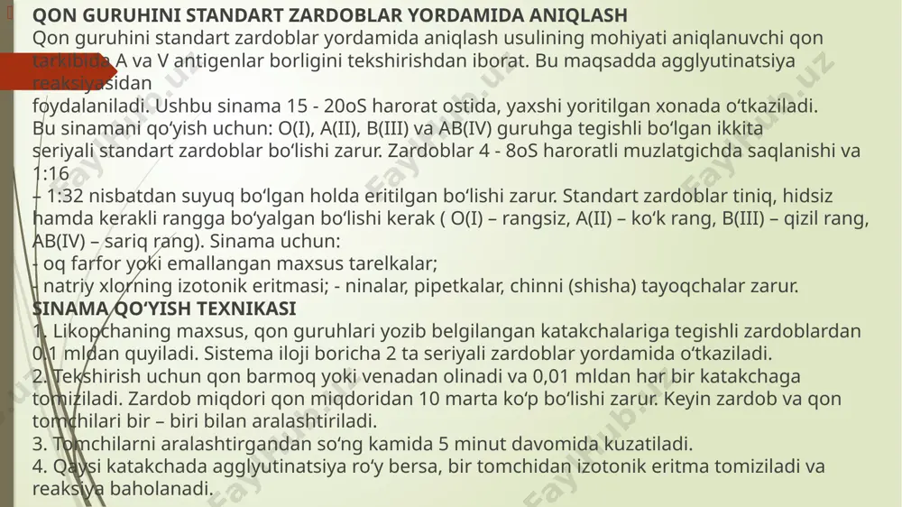 t venasidan qon olinib, undan zardobi ajratiladi. maxsus likopchaga yoki yassi sathli plastinkaga 0,1 ml zardob tomiziladi va donor qonidan 0,01 ml miqdorda olinib, zardob bilan aralashtiriladi. bu sinama 15 - 25os harorat ostida bajariladi va natijasi 5 minutdan keyin o‘qiladi, bu davr ichida likopcha asta - sekinlik bilan tebratib turiladi. donor qoni bilan retsipient zardobi agglyutinatsiya reaksiyasiga kirishmasa, bu qon individual mos hisoblanadi va uni quyish mumkin bo‘ladi. agar agglyutinatsiya paydo bo‘lsa, bu qon individual mos emas, deb topiladi va bu qonni quyish mumkin bo‘lmaydi. shundan keyin rezus omil bo‘yicha individual moslik sinamasi o‘tkaziladi. 10 ml probirka tubiga 2 tomchi retsipient zardobi, 1 tomchi donor qoni va 1 tomchi 33% li poliglyukin eritmasi tomiziladi va probirkani o‘z o‘qi atrofida aylantirib 5 minut davomida aralashtiriladi. shundan so‘ng 3 - 4 ml fiziologik eritma qo‘shiladi va probirka yon tomonga 2 - 3 marta ag‘dariladi. agar eritrotsitlar agglyutinatsiya bo‘lsa, rezus omil bo‘yicha …