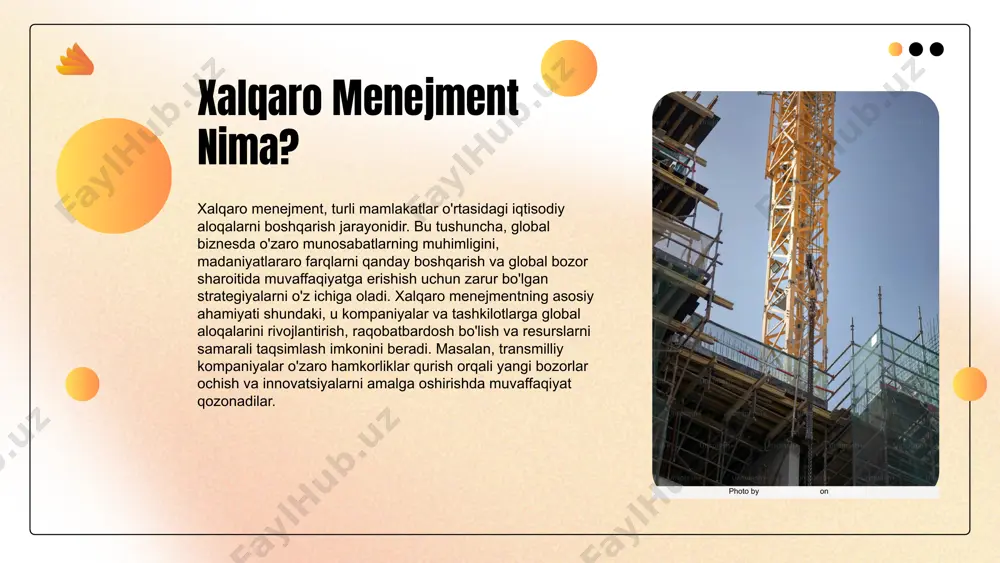 lantiradi. g'arb madaniyatida esa individualizm va shaxsiy erkinliklarga ko'proq e'tibor qaratiladi, bu esa innovatsiyalarni rag'batlantiradi. madaniyatni integratsiya qilishda, tashkilotlar o'z xodimlarining madaniy kelib chiqishini tushunishlari, shuningdek, global strategiyalarni ishlab chiqishlari muhimdir. buning uchun, o'zaro hurmat va ochiqlik asosida turli madaniyatlar o'rtasida muloqotni kuchaytirish kerak. shuningdek, treninglar o'tkazish va madaniy farqlarni muhokama qilish orqali hamkorlikni mustahkamlash mumkin. photo by levi meir clancy on unsplash etika va xalqaro menejment etikani hisobga olishning ahamiyati xalqaro menejmentda etikani hisobga olish kompaniyaning obro'sini oshirib, global bozor bilan muvaffaqiyatli integratsiyasini ta'minlaydi. etik standartlarga rioya qilish xaridorlar va hamkorlar bilan ishonchni mustahkamlashda muhim ahamiyatga ega. etika va madaniyat o'rtasidagi aloqalar etika va madaniyat o'rtasidagi aloqalar xalqaro menejmentda muhim rol o'ynaydi. madaniyatlarning etik qadriyatlari menejment qarorlariga ta'sir qiladi, masalan, ochiqlik va shaffoflikning ahamiyati turli madaniyatlarda farq qiladi. madaniyat va etikaning foydalari kelishmovchiliklar yangi bozorlarni o'zlashtirish etikasiz boshqaruv oqibatlari madaniyat va etika xalqaro menejmentda muvaffaqiyatli strategiyalarni yaratishda muhimdir. ular …