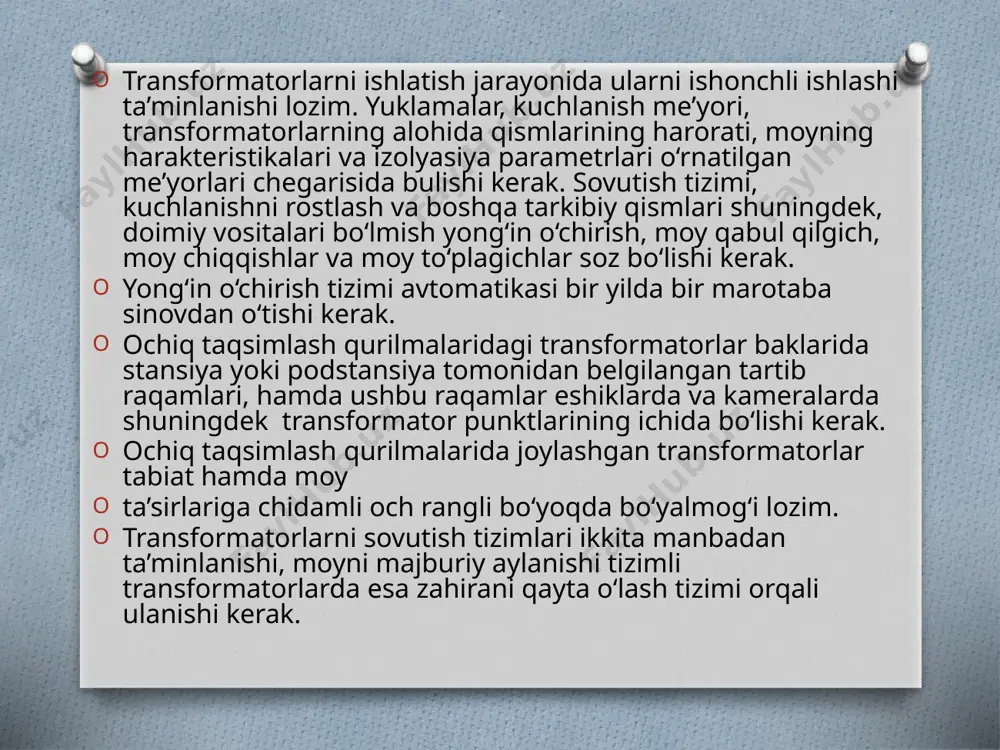 sa bak ichidagi bosimning ortishiga olib keladi. shu sababli, bak shikastlanishining oldini olish quvvati 1000 kv·a va undan katta bo‘lgan transformatorlar bakning ustida chiqarib yuborish trubasi joylashtiriladi. trubaning quyi uchi bak bilan ulanadi, yuqorigi uchi shisha disk maxkamlangan flyanets shaklida bo‘ladi. moy bosimi bak uchun xavfsiz bo‘lgan bosimdan yuqori bo‘lganda, shisha disk sinadi va gaz tashqi muhitga chiqariladi. moy transformatorining baki kengayish idishi bilan ulaydigan truba ichida gaz relesi joylashadi. transformatorda etairli darajada buzilish sodir bo‘lib (masalan, o‘ramlar orasida qisqa tutashuv) jadal gaz ajralib chiqishida, gaz rele ishga tushadi, o‘chirishni boshqarish zanjiridagi kontaktni ulaydi, u o‘z navbatida transformatorni tarmoqdan uzadi. transformator chulg‘amlari tashqi zanjir bilan 7 va 8 kiritgichlar yordamida ulanadi. moy transformatorlarida kiritgichlar uchun chinni izolyatorlar ishlatiladi. bakning tubiga aravacha o‘rnatilgan bo‘lib, transformatorni nimstansiya xududida xarakatlantirish imkoniyatini beradi. bakning qopqog‘ida kuchlanish ulagichining tutgichi 6 joylashgan. sovitishni ng bu tizimi kamsamarali bo‘lganligi sababli kuchlanishi 15 kv gacha, quvvati 1600 kva …