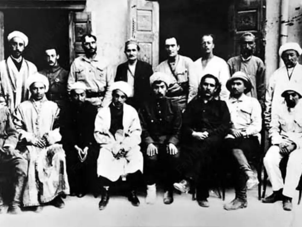 фитрат открывает в бухаре восточную музыкальную школу и организует нотную запись бухарского шашмакома - монументального цикла традиционных вокальных и инструментальных произведений. в июне 1923 г. вместе с рядом других членов бухарского правительства был смещен с должности и сослан. после возвращения в 1927 г. из ссылки фитрат преподавал в самаркандском высшем педагогическом институте, вместе с чулпаном участвовал в организации литературного общества «кзыл калям». являлся близким другом и неофициальным советником в сфере культуры и просвещения председателя совета народных комиссаров узбекской сср ф.ходжаева. на первом все узбекском съезде по языку и орфографии фитрат выступил инициатором реформы узбекского алфавита на основе арабской гарфики. с начала 1930-х г. подвергался гонениям в печати как «контрреволюционный писатель», глава «пантюркистской группы чагатаистов». некоторое время работал внештатным сотрудником института востоковедения ан ссср. арестован 22 июня 1937 г. как один из лидеров и идеолог националистического заговора, возглавляемого ф.ходжаевым. в октябре 1938 г. выездная сессия военнойколлегии верховного суда ссср в г. …