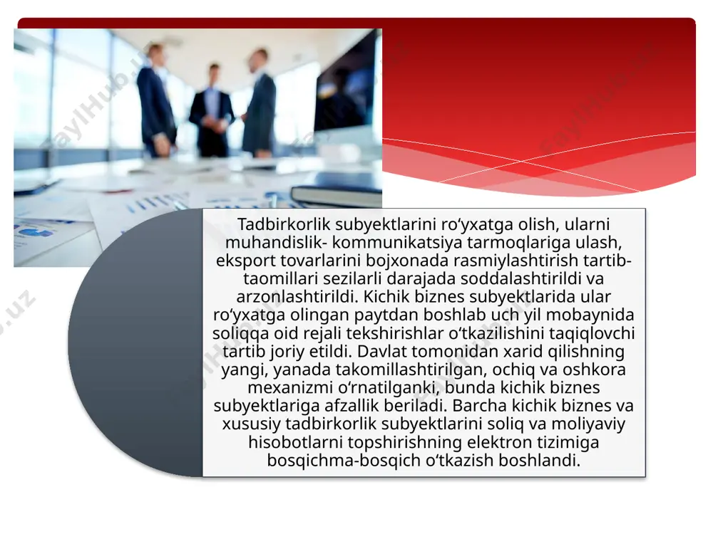 tuvchi muhim faoliyat turi sifatida qaraydilar. birinchidan, tadbirkor tovar va xizmatlar ishlab chiqarish jarayonida ishlab chiqarish omillarini birlashtiradi va “katalizator” vazifasini bajaradi. ikkinchidan, biznesni yuritish jarayonida u qarorlar qabul qilishdek qiyin bir vazifani zimmasiga oladi. uchinchidan, tadbirkor – tashkilotchi shaxs bo‘lib, yangi ishlab chiqarish texnologiyalarini joriy qilib, yangi mahsulotlar ishlab chiqarishga intiladi. to‘rtinchidan, tadbirkor bu tahlikaga boruvchi insondir. u nafaqat o‘z mol-mulki, vaqti, mehnati bilan, balki o‘z sheriklari, hissadorlari qo‘shgan mablag‘lar bilan ham tahlikaga boradi. tadbirkorlikning rivojlanishi, o‘z navbatida, bir qator sharoitlarning mavjud bo‘lishini taqozo etib, ular asosida umuman tovar ishlab chiqarishning umumiy ijtimoiy-iqtisodiy shart-sharoitlari yotadi. 6 1 2 tadbirkor ishlab chiqarish vositalariga, ishlab chiqarilgan mahsulot va olingan daromadga mulkchilik xuquqiga ega bo‘lishi kerak. tadbirkorlik faoliyati mulkdorning o‘zi tomonidan ham, uning mol-mulki asosida ish yurituvchi sub’ekt tomonidan ham amalga oshirilishi mumkin. 3 xo‘jalik yuritish yo‘lini erkin tanlash, daromadni investitsiyalash imkoniyati va shu kabilarni real ta’minlaydigan ma’lum iqtisodiy muhit va ijtimoiy …