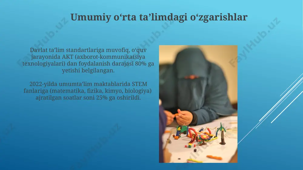 kompyuterlar bilan jihozlangan 200 tadan ortiq zamonaviy kompyuter sinfxonalari tashkil etildi, bu esa ta'lim sifatini yaxshilashga xizmat qildi. o'zbekistonda elektron ta'lim resurslaridan foydalanish ko'rsatkichi 2018 yilga nisbatan 2023 yilda 3 baravarga oshdi, bu onlayn ta'lim platformalarining rivojlanishini va o'qituvchilarning raqamli savodxonligining oshishini ko'rsatadi. zamonaviy pedagogika tamoyillari zamonaviy pedagogika tamoyillari interfaol o'quv usullarini, masalan, guruhlarda ishlashni (5-7 kishilik guruhlar), loyihalar ustida ishlashni va o'yin texnologiyalaridan foydalanishni keng qo'llashni tavsiya qiladi. "zamonaviy pedagogika tamoyillari" ta'limning individualizatsiyasi va differensiatsiyasi prinsiplariga asoslanadi, har bir o‘quvchining shaxsiy ehtiyojlari va qobiliyatlarini hisobga olgan holda, kamida 2 ta o'quv rejasini ishlab chiqishni nazarda tutadi. e'tiboringiz uchun rahmat @taqdimot_robot image1.jpg image2.jpg image3.jpg image4.jpg image5.jpg image6.jpg image7.jpg image8.jpg image9.jpg image10.jpg image11.jpg