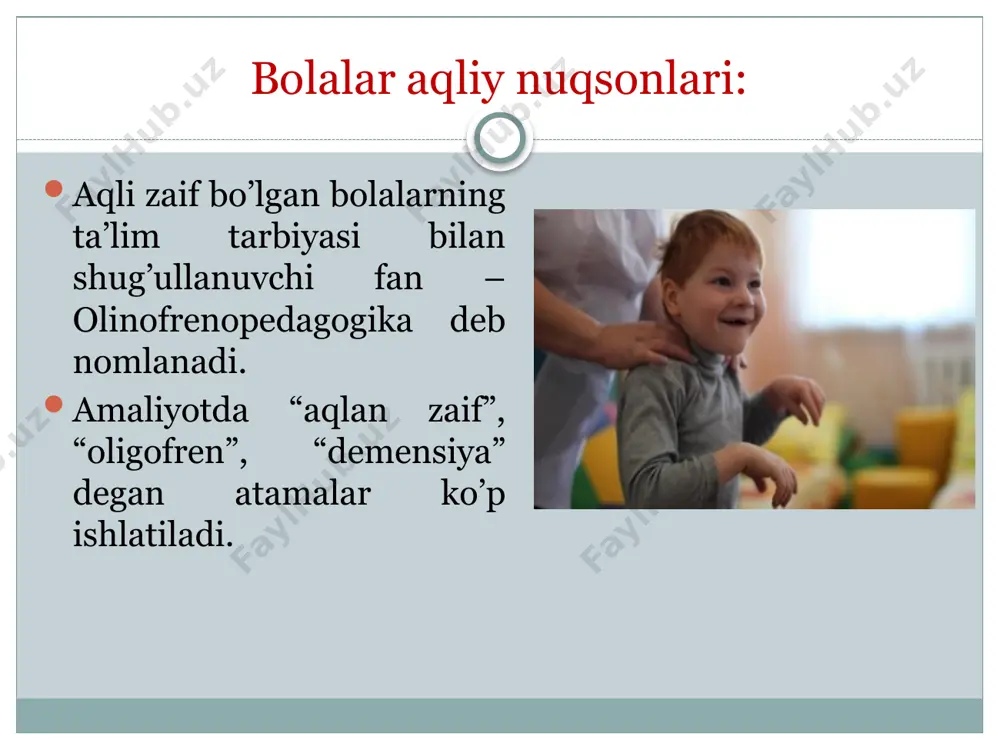 ketonuriya, galaktozemiya kiradi. aqliyzaiflikning dominant naslga berilishida oila ichida klinik belgilarining o’hshashliklari kuzatiladi, bunga bir qator oilaviy-nasliy turlari kiradi, misol: marfan sindromi va hokazo. xromosoma patologiyasi aqliy zaiflikning etiologiyasi xromosomadagi patologiyasi katta ahamiyati ega. tashqi muhitning ayrim noqulay sharoitlarida xromosomalar jarohatlanadi, natijada anomal xromosoma kompleksiga ega zigota hosil bo’ladi. insonning xromosoma kompleksining sonining yoki strukturasini o’zgarishi aqliy zaiflikning kelib chiqishiga sabab bo’ladi. kimyoviy moddalar yana shunisi aniqki, ionli radiatsiya, ko’p kimyoviy moddalar, ayrim dorilar, metabolizmning endogen buzilishi, organizmning qarishi, virus infektsiyalari va tashqi muhitning boshqa omillari ham mutagen qobiliyatga egadir. jaroxatlar aqliy zaiflikning etiologik omillarining boshqa guruhi homiladorlik vaqtida ona organizmi orqali homilaga ta’sir etuvchi, bolaning postnatal davridagi 1 - yilida bosh miyani jarohatlaydigan endogen zararlar tashkil etadi. miyaning rivojlanmay qolishi va tug’ma aqliy zaiflikning genezida internatal gipoksiya va tug’ma jarohatlar ahamiyatga ega. homiladorlik paytida onadagi qon va buyrak kasalliklari, endokrinopatiyalar, va yurak-qon tomir etishmovchiligi singari og’ir surunkali kasalliklar ham …