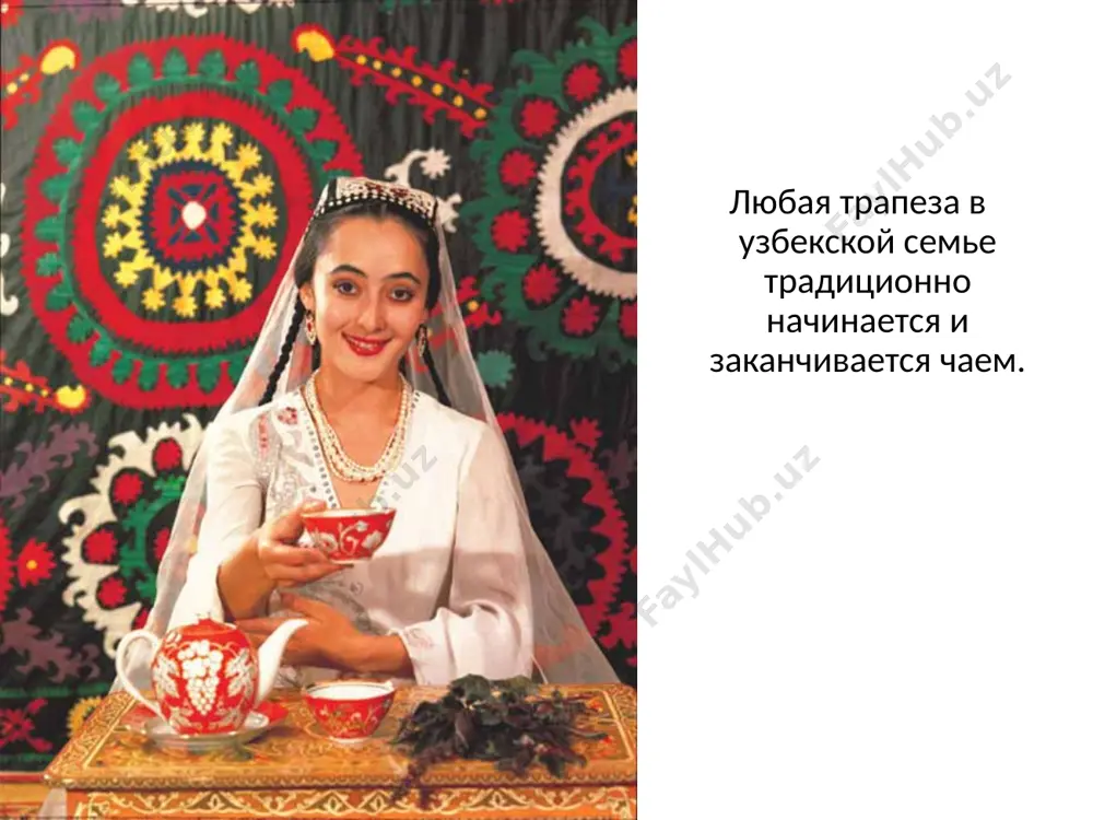 и сливками, посыпать кунжутом и выпекать 20 минут в разогретой до 180 c духовке. подавать лепешку с брынзой или салатом из овощей. лепешка с кунжутом украинская кухня для украинской кухни характерно частое использование яиц, муки и овощей. самые популярные овощи – свекла, бобовые, морковь, тыква, кукуруза и помидоры. из пряностей и приправ народные рецепты украинской кухни активно используют чеснок, лук, тмин, мяту, дудник, красный перец, чабер, корицу и лавровый лист. очень вкусные блюда, запеченные в специальных керамических горшочках: жаркое, вареники со сметаной, тушеная капуста, картофель с мясом и черносливом. украинская кухня разнообразная, необычайно вкусная и необычная. украинцы, как истинные любители вкусной еды, сделали огромный вклад в мировую кулинарию. 12 картофелин, 2 ст. л. муки (ржаной или пшеничной), 0,5 чашки растительного масла, 2 луковицы, 100 г шпика, 0,5 чашки простокваши, соль. сырой картофель натереть на мелкой терке, добавить муку, простоквашу (или кефир), посолить и перемешать. растительное масло сильно разогреть на сковороде. …