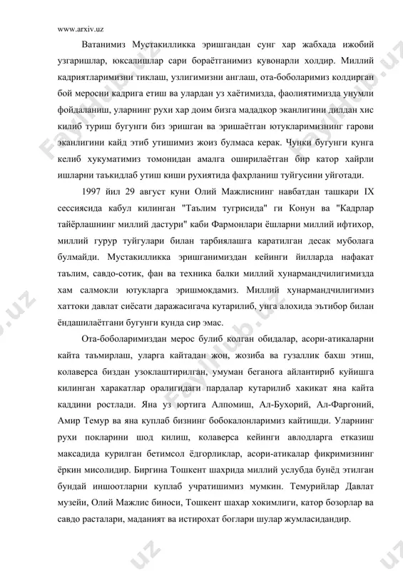 рса кейинги авлодларга етказиш максадида курилган бетимсол ёдгорликлар, асори-атикалар фикримизнинг ёркин мисолидир. биргина тошкент шахрида миллий услубда бунёд этилган бундай иншоотларни куплаб учратишимиз мумкин. темурийлар давлат музейи, олий мажлис биноси, тошкент шахар хокимлиги, катор бозорлар ва савдо расталари, маданият ва истирохат боглари шулар жумласидандир. меъморий ёдгорликлар бунёд этилар экан, албатта, узига хос ва мос миллий хунармандчилигимиз билан жозибадор килиб безатилади. пойтахтимизнинг бош майдони мустакиллик майдонининг шундай ёнгинасида бунёд этилган хотира майдони ана шундай мажмуалардан биридир. ушбу мажмуа миллий хунармандчилигимизнинг ёгоч уймакорлиги билан безатилган булиб, бир-бирига карама-карши айвондан ташкил топган. хар икки айвонда хам 21 тадан уйма устун урнатилган. устунларнинг 17 таси бир каторга урнатилган булиб, мархумларнинг номлари зикр этилган зархал "китоблар" урнатилган айвон деворининг икки томонига 2 тадан 4 та уйма устун урнатилган. республикамизнинг хар бир вилоятлари, тошкент шахри ва коракалпогистон республикаси учун алохида булимлардан иборат булиб, мотамсаро онанинг унг томонидаги булим тошкент шахридан урушга кетган жангчиларнинг номларини зикр этиш …