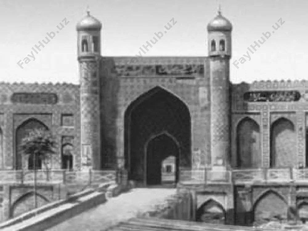 i qo’qon shahri bir necha marta tashqi dushmanlar tamonidan vayron qilingan. shahar xiii asrda oxirgi marta mo’g’ullar tomonidan yakson qilindi. qo’qon 1709-yilda qayta tiklangan. 1740-yilda esa xonlik poytaxtiga aylantirilgan. 1842-yilda shahar mustahkam devor bilan o’ralgan. shaharga 12 darvozadan kirilgan. shaharning 12 darvozali bo’lishiga sabab uning ma’muriy jihatdan 12 dahaga bo’linganligi edi. bu davrda shaharda 80000 (ba’zi ma’lumotlarda 31 ming) aholi yashagan. qo'qon shahrining xaritasi ushbu vaqt ichida shahar tobora rivojlanar va o'sar edi. vengriyalik sayohatchi vamberining yozishicha, "xokand" shahri xivadan 6, texrondan 4, buxorodan esa 2 barobar katta edi. u uzunasiga 17 km, eniga esa 5,3 km ga cho'zilgan edi. qo'qon xonligining rossiyaga qo'shilishi arafasida shaxarda 10 000 ta hovli, 120 ta maktab, 40 ta madrasa bo'lgan. 1800 yilga kelib shaharda 2 000 ta savdo do'koni, 6 ta bozor, 9 ta karvon saroy bo'lganligi, bu yerda savdo-sotiq ishlari yaxshi rivojlangani haqida dalil bo'la oladi. shaxarning bosh ko’chasi: sulton murodbek masjidi: …