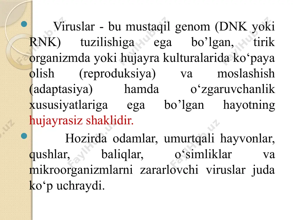 aridan tuzilgan. kapsidning bunday tuzilishi kichik genomga ega viruslar uchun katta biologik ahamiyatga ega, chunki bunda genetik axborot kam sarflanadi. viruslar kapsidi oqsil subbirliklarining joylashishiga bog‘liq holda spiralsimon yoki kubsimon simmetriya tipida tuzilgan. spiralsimon simmetriya tipida vintsimon joylashgan nuklein kislota atrofida virus nuklein kislotasini mustahkam o‘rab turuvchi, ovalsimon struktur oqsil subbirliklari (protomerlar) joylashadi. bunday simmetriya tipida ko‘p oqsil sarflanadi, lekin tuzilma o'zining mustahkamligi bilan ajralib turadi. shakllangan nukleokapsid tayoqchasimon yoki ipsimon shaklida bo’ladi. spiralsimon simmetriya tipida vintsimon joylashgan nuklein kislota atrofida virus nuklein kislotasini mustahkam o‘rab turuvchi, ovalsimon struktur oqsil subbirliklari (protomerlar) joylashadi. aynan shunday shaklga spiralsimon simmetriya tipidagi oddiy viruslar ega bo’ladi, masalan: tamaki mozaika virusi - tayoqchasimon, ayrim bakteriofaglar - ipsimondir. odam va umurtqali hayvonlarni zararlovchi viruslar orasida spiralsimon simmetriyali oddiy viruslar uchramaydi, bu viruslar asosan o'simliklarda uchraydi. spiralsimon simmetriya tipidagi murakkab viruslar (orto-; paramiksoviruslar va boshqalar) superkapsid bilan o'ralgan zich spiral yoki yumaloq ko‘rinishdagi nukleokapsidga ega bo’ladi, …