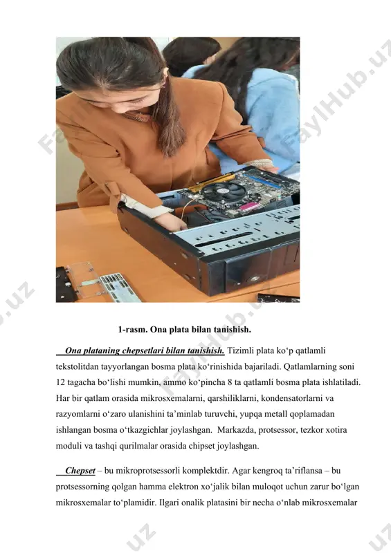 lataning chepsetlari bilan tanishish. tizimli plata ko‘p qatlamli tekstolitdan tayyorlangan bosma plata ko‘rinishida bajariladi. qatlamlarning soni 12 tagacha bo‘lishi mumkin, ammo ko‘pincha 8 ta qatlamli bosma plata ishlatiladi. har bir qatlam orasida mikrosxemalarni, qarshiliklarni, kondensatorlarni va razyomlarni o‘zaro ulanishini ta’minlab turuvchi, yupqa metall qoplamadan ishlangan bosma o‘tkazgichlar joylashgan. markazda, protsessor, tezkor xotira moduli va tashqi qurilmalar orasida chipset joylashgan. chepset – bu mikroprotsessorli komplektdir. agar kengroq ta’riflansa – bu protsessorning qolgan hamma elektron xo‘jalik bilan muloqot uchun zarur bo‘lgan mikrosxemalar to‘plamidir. ilgari onalik platasini bir necha o‘nlab mikrosxemalar yoymasi qoplar edi. so‘ngra ularni bir necha ixtisoslashgan «buyurtma» mikrosxemalarga keltirish g‘oyasi paydo bo‘ldi – olingan komplektni chipset deb atashdi. birinchi chipsetlar odatda to‘rtta mikrosxemadan iborat edi. bugungi kunda chipsetlar odatda ikkita mikrosxemadan iborat, ulardan biri janubiy ko‘prik, ikkinchisi esa shimoliy ko‘prik deb ataladi tizimli plata -tizimli yoki (maotherboad) bosh plata maydoni 100-150 sm2 bo`lgan bosmali plata ko`rinishga еga bo`lib, unga ko`p …