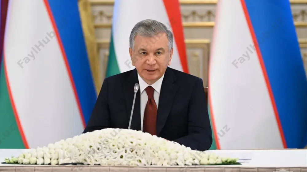 go’zal o’xshatishlarni bejiz bag’ishlamagan edilar. aynan temuriylarnig hukmronligi davrida samarqand o’zinnig eng yuksak kamolotiga yetgan edi. yevropa davlatlarining hukmdorlari bu shaharni ziyorat qilishni o’zlari uchun sharaf deb bilganlar. samarqand — afsonaviy shahar. bu yerda har bir tosh, jarlik yoki suv havzasi – o‘tmishdan so’ylovchi tirik bir ertak, shaharning har bir dahasi (guzari yoki mahallasi) o’z afsonalarini go’yoki shajarasi kabi saqlab keladi. ba’zan har bir samarqandlikning qalbiga aziz bo’lgan biror bir tarixiy voqea yoki joy xam afsonalarga ko’miladi. buxoro buxoroga borib, shu qadimiy shaharni ko’rgan kishilarning barchasi minoralarning tepalaridagi g’alati ko’rinishdagi «qalpoqlarga» e’tibor bergan bo’lsalar kerak. bular laylak uyalaridir. umidning timsoli bo’lgan bu oppoq qushlar shaharning ramzi, uning barqarorligi va sadoqatining ham ramzi bo’la oladi. boy go’zal shahar juda ko’p marta turli-tuman dushmanlarning bosqinchilik hujumlarining maqsadi bo’lgan, mo’g’ul-tatarlarning bosqini eng og’ir, yer bilan yakson qiluvchi darajada bo’lgan edi. lekin buxoro har gal qaytadan aynan o’sha joyda tiklanib, o’z zamini-yu a’analariga sodiq …