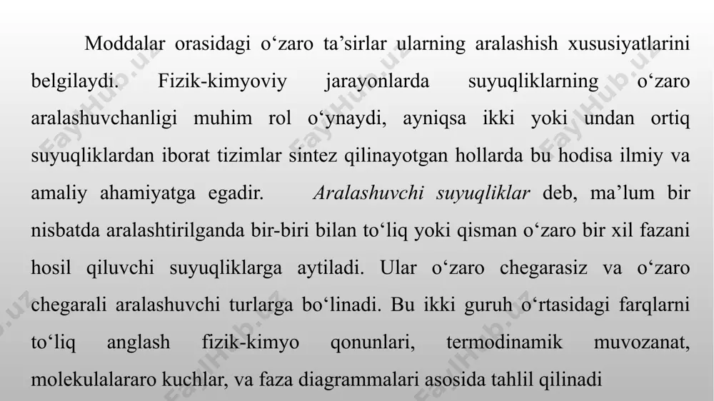 arorat oshgani sayin uning bosimi ham oshadi. bu o‘zgarish bosim–harorat diagrammasida silliq va tizimli ko‘rinishda aks ettiriladi. biroq, kritik nuqta yaqinida bu chiziq keskin egiladi va muayyan holatda grafikda infleksiya nuqtasi yuzaga keladi. ushbu infleksiya nuqtasi kritik holatga to‘g‘ri keladi. aynan shu nuqtada suyuq va gaz holatdagi modda o‘rtasida farq yo‘qoladi. shuning uchun diagrammadagi egri chiziqlar yoki sirtlar o‘ta muhim bo‘lib, ular kritik nuqtaning aniqlanishiga xizmat qiladi. nazariy nuqtai nazardan kritik nuqtaning tushunchasi gazlarning holat tenglamasi orqali asoslanadi. ideal gazlar uchun holat tenglamasi pv = nrt ko‘rinishida ifodalanadi. biroq bu tenglama kritik holatni tushuntira olmaydi, chunki ideal gaz modelida zarrachalar orasidagi o‘zaro ta’sirlar inobatga olinmaydi. real gazlar uchun esa van der vaals tenglamasi qo‘llaniladi. ushbu tenglama quyidagicha ifodalanadi: v–t diagramma (hajm–harorat diagrammasi) gorizontal o‘qda – harorat (t), vertikal o‘qda – hajm (v). turli bosimlarda faza o‘zgarishi davomida moddaning hajmi qanday o‘zgarishini ko‘rsatadi. faza diagrammasi (moddaning faza holatlari) gorizontal o‘qda – …