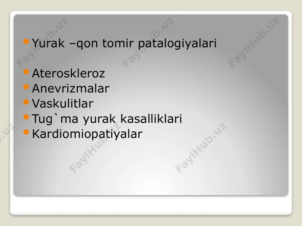 lib tromboemboliyaga sabab bo`lishi mumkin. silliq mushak xujayralarini intimaga migratsiyasi, prolefiratsiyasi va ekstraselyular matriksni ishlab chiqarish sxemasi aterosklerozda xujayralar va xujayralar orasidagi bog`liqlikni o`zgarish sxemasi aorta qavatlanishi sabablari: gipertenziya biriktiruvchi to`qima kasalliklari(marfan sindromi) ateroskleroz travmmalar jins(erkak)va yosh (60-65 yohdan katta) anevrizma –tomirlar devorida uning mustahkamligini susaytirib qo`yuvchi palologik jarayonlar bo`lishi natijasida shishib qolishidir. anevrizma arteriyalarda ham venalarda ham bo`lishi mumkin,lekin ko`proq arteriyalar va intrakranial tomirlarda ko`proq uchraydi. sabablari -ateroskleroz -arterioskleroz -aorta qavatlanishi -tug`ma nuqsonlar -o`choqli infeksion jarayonlar(mikotik anevrizmalar) -travmalar(travmatik anevrizma) -zaxm -aorta o`rta pardasi nekrozi -sistemali kasalliklar(biriktiruvchi to`qima) aorta anevrizmasi aortaning aterosklerotik anevrizmasi. aortaning kengaygan qismi bifurkatsiyadan yuqori qismda joylashgan. bu anevrizmalar 6-7 sm ga etganda yorilishga moyil bo'ladi. ular tibbiy ko'riklar paytida qorindagi pulsatsiyalanuvchi massalar sifatida aniqlanadi. bunday xolatlarda xirurgik yo'l bilan tomir devori dakron protezlar bilan almashtiriladi. anevrizmada tomir devori diametri 1,5 barobar kattalashishi kuzatiladi. anevrizmalar chin va sohta turlarga ajratiladi. chin anevrizma –tomir devori 3 qavati ham …
