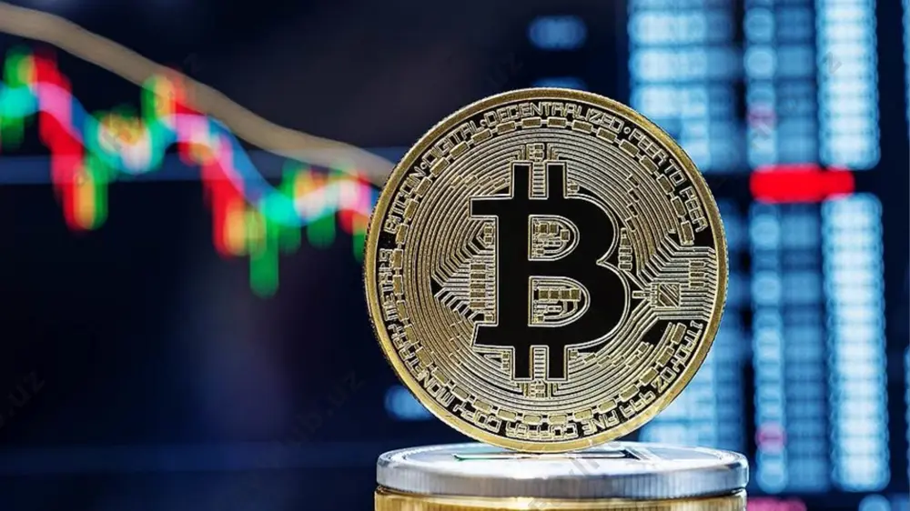 ан, уни сотиб ёки қазиб олиб қўлга киритиш мумкин. янги «bitcoin»ларни қўлга киритиш усули майнинг дейилади («виртуал шахтачилар», аммо улар киркалар ёрдамида эмас ўзининг компютерлари ва махсус яратилган тизимлари асосида ишлайди). «bitcoin» олтинга янада ўхшашроқ бўлиши учун уни қўлга китириш олтинни қазиб олишдек мушкул ишга айлантирилган. акс ҳолда криптовалютанинг мавжуд графигида янги бирликлар кўпайиб кетади. бунинг учун эса барча майнерлар («виртуал шахтачилар») ўз компютерлари ёки махсус тизими орқали жуда мураккаб ҳисоб-китобларни амалга оширади — хеш функцияси деб аталадиган махсус формуладан фойдаланиб ҳисобланган рақамларни берилган шаблонга ташлайди. шаблон эса шундай ҳисоб-китоб билан аниқланадики, майнерларнинг ҳар қандай рақамида «bitcoin»нинг янги бирлиги 10 дақиқада бир марта пайдо бўлади. тизим икки ҳафтада бир марта криптовалютанинг навбатдаги бирликларини «қазиб олиш ишларини» мураккаблаштириш мақсадида тўғирлаш киритади, бу эса керакли шаблоннинг кўтарилишига ёки пастга тушишга ёрдам беради. криптовалютанинг янги бирлигини қўшган одамга кетгазган харажатлари тўлаб берилади («bitcoin»да). вақт ўтган сари ушбу маблағ камаймоқда, бироқ криптовалюта курсининг ўсаётганлиги …