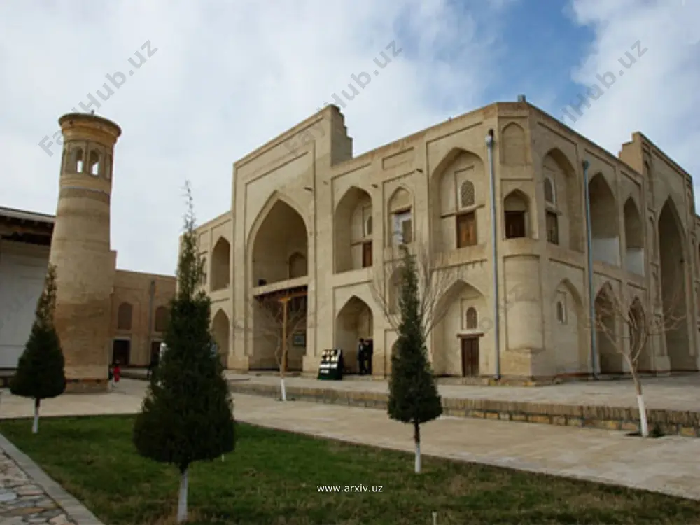 hbubiy, as-saffor, al-pazdaviy, samarqand sayyidlari, al-xayzoxaziy, al-aqiliy, al-marg‘inoniy oilalari ilm va ijtimoiy hayotda kuchli mavqega ega bo‘ldilar. ilm-fan rivojlandi. ko‘plab yirik olimlar etishib chiqdilar. yirik faqihlar sulolalari paydo bo‘ldi. bir necha avloddan avlodga ulanib davom etgan faqihlar sulolalari nafaqat movarounnahr, balki butun islom olamida katta nufuzga ega edilar. www.arxiv.uz www.arxiv.uz umuman fiqh, xususan hanafiy mazhabining rivojlanish tarixida xi-xii asrlardagi movarounnahr faqihlarining ilmiy faoliyati juda muhim o‘rin tutadi. bu davrda etishib chiqqan hanafiy faqihlaridan - ad-dabusiy abi zayd (vaf. 430/1063 y.), al-halvo’iy (vaf. 456/1063 y.), abu bakr muhammad as-saraxsiy (400-483/1009-1090), al-pazdaviy ‘ali (vaf. 482/1089 y.), as-sadr ash-shahid ‘umar (vaf. 536/1141 y.), an-nasafiy ‘umar (vaf. 537/1142 y.), alouddin as-samarqandiy (vaf. 539/1144 y.), ibn moza mahmud (vaf. 570/1174 y.), al-‘attobiy ahmad (vaf. 586/1190 y.), al-kosoniy mas‘ud (vaf. 587/1191 y.), qozixon (vaf. 592/1191 y.) va yuqorida zikr etilgan al-marg‘inoniy ‘ali (vaf. 593/1196 y.) kabi ma’lum va mashhur faqihlarning nomlarini keltirish mumkin. www.arxiv.uz www.arxiv.uz www.arxiv.uz …