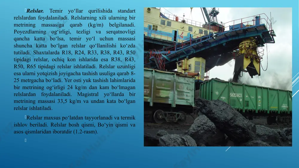tiladi. ballast qatlami shpal bilan ostki qurilma o‘rtasidagi elastik “yostikcha” bo‘lib harakatdagi poyezd g‘ildiraklari zarbini yumshatishga, ostki kurilmaning notekisligini bartaraf etishga, shpaldan ostki qism (zamin) ga beriladigan bosimni bir tekis taqsimlanishini ta’minlashga, shpallarni surilib ketmasligiga va yer osti suvlarini temir yo‘ldan chetlashiga xizmat qiladi. ballast materiali tushayotgan zarbdan ezilib va sochilib ketmasligi, o‘zida suv va changlarni ushlab qolmasligi kerak. shag‘al, sheben, tosh maydalari kabi qattiq tog‘ jinslari ballast uchun material bo‘lishi mukin. tosh maydalari va maydalangan toshning o‘lchamalari 20 mm dan 40 mm, shag‘alning o‘lchamlari 3 mm dan 30 mm gacha qabul qilinadi. ballast qatlamiga shpalning 2/3 qismi ko‘milib turadi. shpalning ostida ballast qatlamining qalinligi 10 sm dan kam bo‘lmasligi kerak. 1524 mm kenglikdagi doimiy temir yo‘lda ballast qalinligi 25-40 sm oraliqda, suriluvchan yo‘lda esa 15-25 sm ni tashkil qiladi. 1 km yo‘lga ballast materiali sarfi asosiy magistral yo‘llarda (yer yuzasida) 1500-2000 m3, suriluvchan yo‘llarda esa 600-1000 m3 ni tashkil …