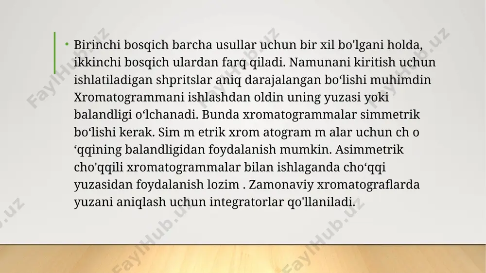 xramatogramma ushlanish vaqtlari orasidagi farq sistemaning selektivligini (α) ifodalaydi: moddaning kolonka bo‘ylab harakati natijasida diffuziya tufayli cho'qqilamaning kengligi yemiriladi (yuviladi). cho‘qqilarning kengligi xromatografik sistemaning samaradorligi bilan belgilanadi. xromatografik yo‘l yemirilishining o'lchovi sifatida uzunlik o`lchamiga ega bo`lgan kattalik - nazariy tarelkaga ekvivalent balandlik (h) (nteb) qabui qilingan: bu yerda, l - kolonkaning uzunligi; w -cho‘qqining kengligi. xromatografiyada ham distillyatsiyadagi singari nazariy tarelkalar soni uchun n kattagi ishlatiladi. gel-xromatografiya gel-xromatografiyada molekulalar o'lchamlarining har xilligi asosida ajratish am alga oshiriladi. bu usul eksklyuzion, molekulyar-elakli xromatografiya nomi bilan ham ataladi. turg‘un faza sifatida aniq o‘lchamli g‘ovak zarrachalar, harakatchan faza sifatida esa suvdagi yoki organik erituvchidagi elyuyentlar ishlatiladi. ajratish vaqtida modda sorbentning g ‘ovak tirqishlarida va erituvchi orasida taqsimlanib turg‘un faza orqali o ‘tadi. katta o'lchamli molekulalar esa sorbent tirqishlariga kirolmasdan kolonkadan o‘tib ketadi. 0‘lchami kichik molekulalar tirqishlarga kirib sekin harakatlanadi va shu tufayli ajraladi. sorbentlar yumshoq, qattiq va yarimqattiq bo ‘lishi mumkin. yumshoq sorbentlar …