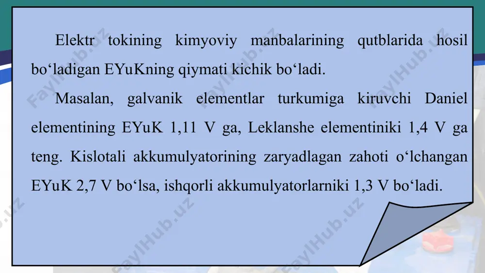 a-ket ulab batareya tuzaylik (8.7-rasm). uni tashqi r qarshilikka ulaylik. kirxgofning ikkinchi qonunini berk konturga tatbiq qilamiz: bundan demak, n ta elementni ketma-ket ulab, batareya tuzilganda umumiy eyuk n marta ortadi. bunday ulanish tashqi qarshilik, ichki qarshilikdan ko‘p marta katta bo‘lganida samarasi yuqori bo‘ladi. darhaqiqat, r>>nr bo‘lganda, (8.19) formuladagi nr ni r ga nisbatan hisobga olmasa ham bo‘ladi. u holda ya’ni n ta element ketma-ket ulanganda zanjirdagi tok kuchi, bitta elementga nisbatan n marta bo‘ladi. 2. batareyani n ta elementni parallel ulab zanjir tuzaylik (8.8-rasm). uni tashqi r qarshilikka ulaylik. kirxgofning ikkala qonunini berk konturga tatbiq qilamiz. demak, n ta elementni parallel ulab, batareya tuzilganda umumiy eyuk o‘zgarmaydi, ichki qarshiligi n marta kamayadi. parallel ulash tashqi qarshilik ichki qarshilikka nisbatan kichik bo‘lgan hollarda yaxshi samara beradi. r e1 bo‘lsa, zanjirdagi tok yo‘nalishi 8.9-rasmda ko‘rsatilganidek bo‘ladi. voltmetrning ichki qarshiligi katta bo‘lganligidan undan o‘tuvchi tokni hisobga olmaymiz. kirxgofning ikkinchi qoidasiga ko‘ra, elementrlarning …