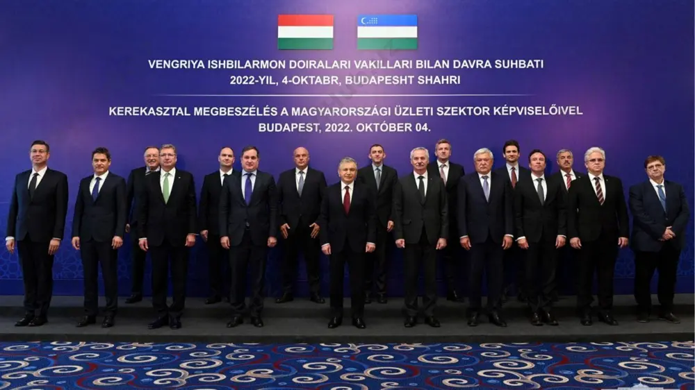 sivilizatsiyasini dadil qadamlar bilan oldinga boshladilar. o'zbekiston mustaqillikka erishgach, ajdodlarimizdan qolgan madaniy tarixiy merosga e'tibor kuchaydi, tarixiy yodgorliklar davlat nazorati ostiga olindi. istiqlol yillarida buxoro, samarqand, termiz, xiva, toshkent. qo'qon. shahrisabz kabi shaharlarda ulug' ajdodlarimizning yuksak iste'dodi bilan bunyod etilgan obidalar o'zining haqiqiy qadr-qimmatini topdi, ularni ta'mirlash va asl qiyofasini tiklash davlatimiz siyosatining ustuvor yo'nalishlaridan biriga aylandi. toptalgan tariximiz, qutlug' qadamjolar, hatto nomlari ham unutilayozgan obidalar ta'mirlandi, qayta tiklandi. imom al buxoriy, imom at-termiziy, abu mansur al-moturudiy, ahmad al-farg'oniy, burhoniddin al-marg'inoniy, mahmud az-zamaxshariy kabi ulug' allomalarimizning sha'nlariga munosib yodgorlik majmualar yaratildi. toshkent, samarqand va shahrisabzda sohibqiron amir temur, toshkentda mirzo ulug'bek, alisher navoiy, urganchda jaloliddin manguberdi, termizda alpomish haykallari qad ko'tardi. bugungi kunda mamlakatimizda etti mingdan ortiq yodgorlik, shu jumladan, 2500 ta me'moriy obida, 2700 tadan ortiq monumental san'at asari davlat muhofazasiga olingan. 1991 yildan xivadagi ichonqal'a qo'riqxonasidagi, 1993 yildan buxoro shahri markazidagi, 2000 yildan shahrisabz shahri markazidagi yodgorliklar yuneskoning …
