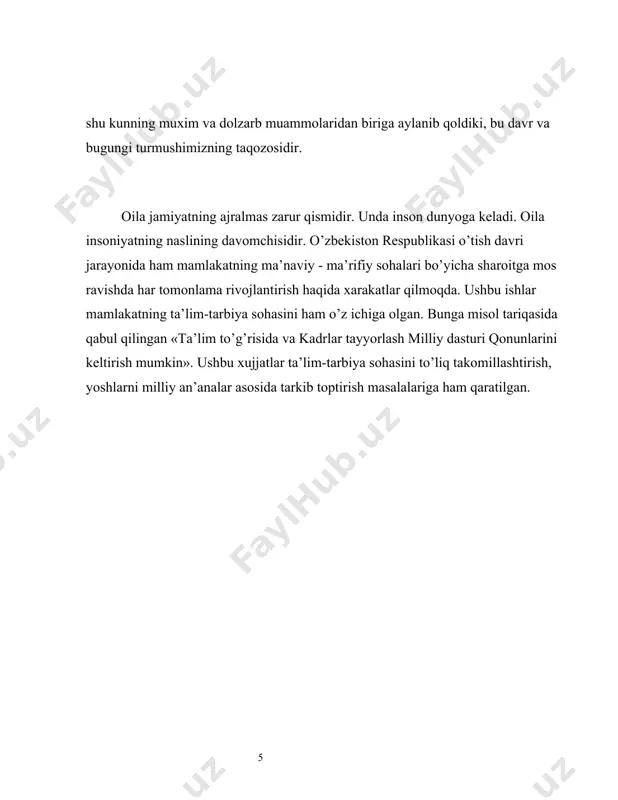 ona” degan ibratli maqol ham aynan xalqimizga xos. mana shu maqolning o'zi ham farzand tarbiyasi, oilaparvarlik biz uchun nechog'lik muhim ekanini bildiradi. mahalla ahli, ayniqsa keksalar ko'chada nobop ish qilayotgan bola oldidan hech qachon beparvo o'tib ketmagan, shu zahotiyoq tanbeh berib to'g'ri yo'lga chaqirgan. zero, har tomonlama chiroyli, odobli, go'zal xulqli bo'lish, nafsni poklashga buyuruvchi muqaddas dinimiz oilaga katta ahamiyat beradi. oiladagi muhit ota-ona o'z ma'suliyatlarini his qilishi bilan barqaror bo'ladi. bolalarning odobli bo'lib ulg'ayishi uchun ota-ona bilan bir qatorda mahalla-kuy ham katta ibrat maktabidir. “qush uyasida ko'rganini qiladi”, deb bejiz aytmagan xalqimiz.farzand tarbiyalayotgan ota-ona har bir harakati, yurish turishi, muomalasi, boshqalar bilan o'zaro munosabatida olijanob fazilatlarni namoyon eta bilishi kerak. chunki bola tabiatan nihoyatda taqlidchan va kuzatuvchan bo'ladi. shuning uchun uning atrofdagilari o'z odatlari bilan ba'zan o'zlari sezmagan holda ularga ta'sir qiladilar. oiladagi qo'pol munosabatlar, ko'p yolg'on gapirish, yoqimsiz xatti-harakat bola tarbiyasiga salbiy ta'sir qiladigan nosog'lom muhitni keltirib chiqaradi. …