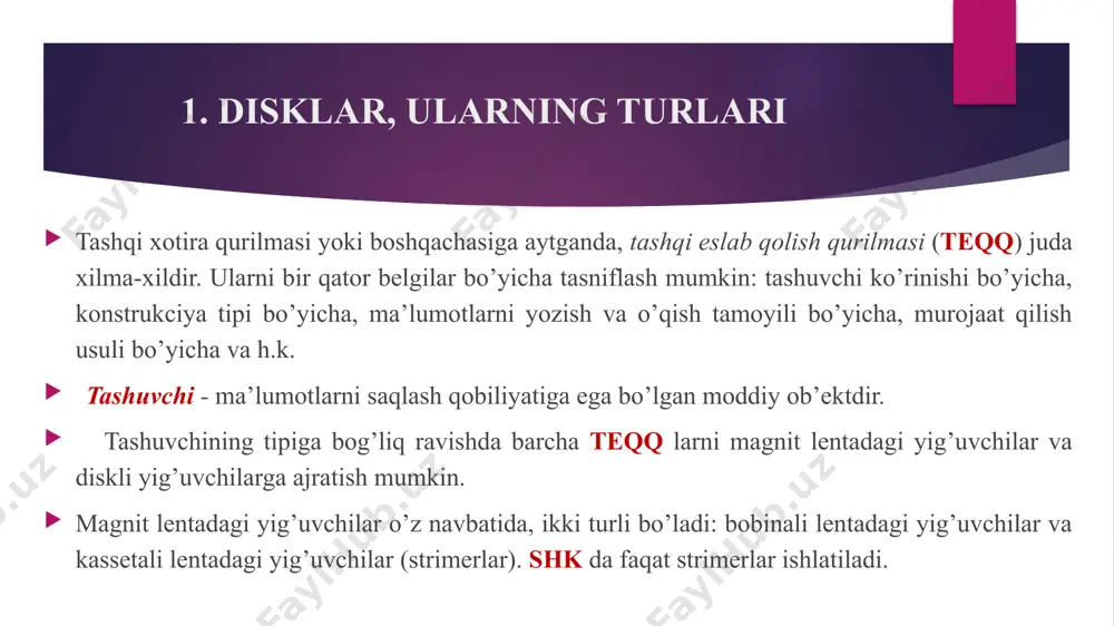 diskning aylanishi natijasida kerakli sektor kallak ostiga tug’ri kelish momentini kutish. 3. egiluvchan magnit disklardagi yig’uvchilar egiluvchan magnit diskda (emd) magnit katlani egiluvchan asosga yurgiziladi. uik da ishlatiladigan emd 5,25" va 3,5" form-faktorga ega bo’ladi. emd sig’imi 180 kbaytdan 2,88 mbaytgacha oraliqda bo’ladi. 5,25 dyuym diametrli zich egiluvchan konvertga joylashtiriladi, 3,5 dyuymlisi esa changdan va mexanik buzulishlardan himoya qilish uchun plastmassali kassetaga o’rnatiladi. tuzulish jihatdan 133 mm diametrli disketa egiluvchan plastikdan (lavsandan ) tayyorlanadi, u yoyilishga chidamli ferrolak bilan qoplanadi va g’ilof - konvertga joylashtiriladi. disketa 2 ta kesilgan joyga ega: diskovod bilan ulanish uchun markaziy teshik va emd dagi hamma yo’lkalar boshlanishining radius-vektorini aniqlovchi markazdan siljitilgan uncha katta bo’lmagan teshik (odatda rilof bilan berkitilgan). g`ilof ham bir necha kesilgan joyga ega: markaziy, u disketadagi teshikdan ozgina kattaroq.; o’qiydigan va yozadigan magnit kallaklar uchun keng oyna va yopishkok lenta bilan berkitilgan to’g’ri to’rtburchak shaklidagi yon tomondagi kesik joy, u, masalan, …