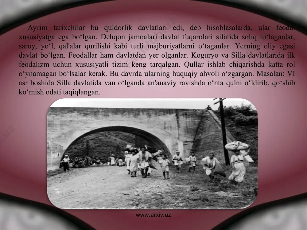loyatiga aylangan. 663 yili xitoylarga qarshi qo‘zg‘olon bostirilgan. shundan so‘ng tan va silla ittifoqi tomonidan asosiy zarba koguryoga berilgan. natijada, koguryo og‘ir ahvolda qolgan. davlatning amaldagi hukmdori (bosh vazir – maknidji) yon kyosomun o‘limidan so‘ng feodallarning o‘zaro kurashi yanada kuchaygan. uning xafa bo‘lgan o‘g‘illardan biri tanlar tomoniga qochib o‘tgan. 668 yili koguryo poytaxti pxenyan egalangan hamda hudud tanlar qo‘liga o‘tgan. www.arxiv.uz www.arxiv.uz mamlakatning silla boshchiligida birlashgandan keyingi ijtimoiy-iqtisodiy taraqqiyoti. chyet elliklar hukmronligi tyez orada xalq qo‘zg‘olonlarini keltirib chiqargan. tanlar koguryo va pekcheda mustahkam o‘rnasha olmaganlar. bu yerdagi qo‘zg‘olonlar silla davlati tomonidan qo‘llab quvvatlangan. bu narsa o‘z navbatida tan silla nizosiga olib kelgan va natijada 670–676 yillardagi janglardan so‘ng tedangan daryosining janubidagi koreya yarim orolining barcha hududi silla tarkibiga kiritilgan. tan sulolasi uni tan olishga majbur bo‘lganlar. silla boshchiligida mamlakatning birlashuvi koreyada feodal munosabatlar qaror topishida muhim bosqich bo‘lgan. o‘zaro urushlarning to‘xtashi qo‘shnilar bilan tinch munosabatlar o‘rnatilishi mamlakat ishlab chiqarish kuchlari …