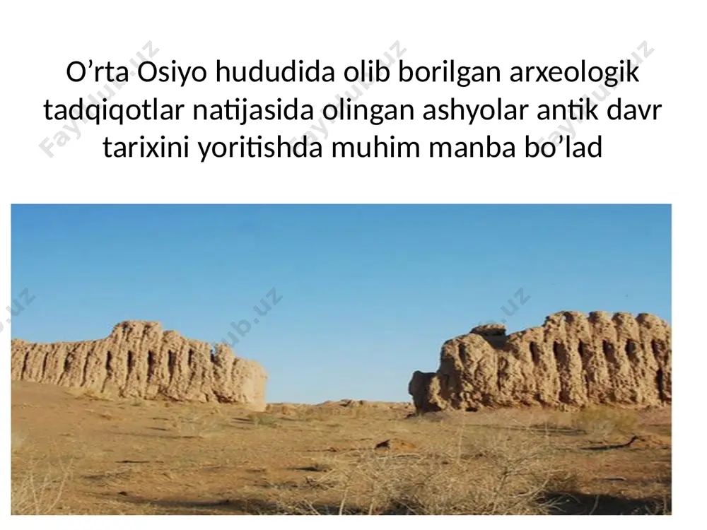 aqtriya va kushonlar davri madaniyatiga oid yodgorliklar majmuasi (mil.av. iv - mil. v asr) surxondaryo viloyatining denov tumani hududida joylashgan. bir necha tepalik (xonaqoh-84 tepa, qorabog'tepa, maslahattepa va boshqalar)dan iborat. xonaqohtepadan mil. avv. ii—i asrlarga oid hukmdor saroyi qoldiqlari topilgan. brno t o 'g ii to'rtburchak shaklda, maydoni 35x26 m boiib, markaziy fasadi to‘rt ustunli ochiq ayvondan iborat yog‘och ustunlar ohaktoshdan ishlangan tagkursiga omatilgan. ayvondan katta zalga o‘tilgan.zal devorlari osti bo‘ylab keng supa yasalgan. bino poydevori kvadrat shakldagi xom gishtlardan ishlangan, g'ishtning sirtiga turli shakldagi tamg‘alar bosilgan. bino bir qavatli, usti tekis qilib yopilgan boiib,tashqi qalinligi 2,2 m, ba’zi joylarida 4 m ga yetgan.zal va ayvon devorlarining pastki qismida devoriy surat izlari topilgan. yuqori qismiga esa haykallar ishlangan. xolchayondagi binoningasosiy ayvon peshtoqining joylashuv usuli uning ortidan baland kattaxonaning joylashuvi bizga ahamoniylar davri me’morchiligini eslatadi.ayvon va ayrim xona ustunlari yog ‘ о did an boiib, tomi tekis, qirrali,tomlari cherepitsa bilan yopilgan. …